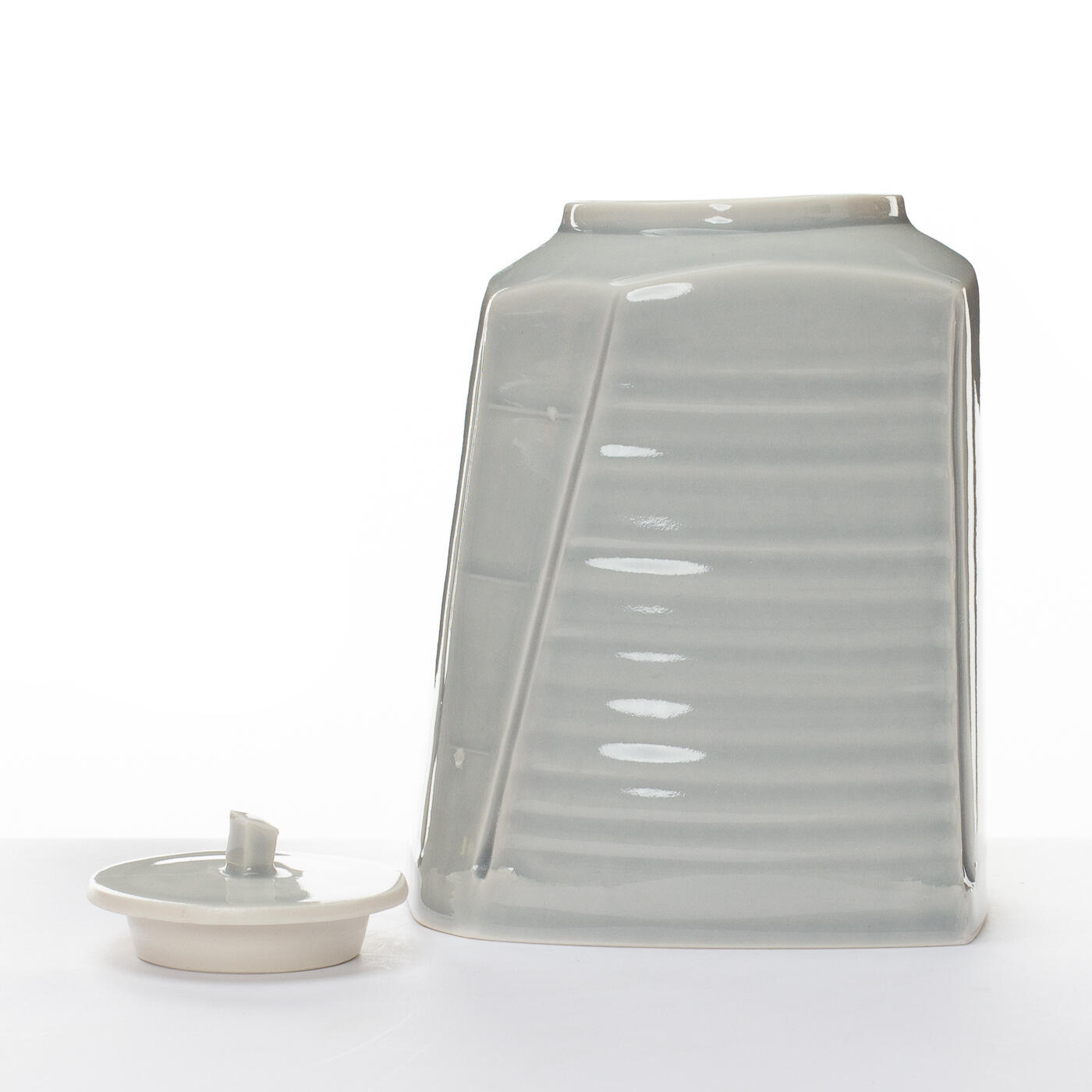 pale lidded jar CC337Y36