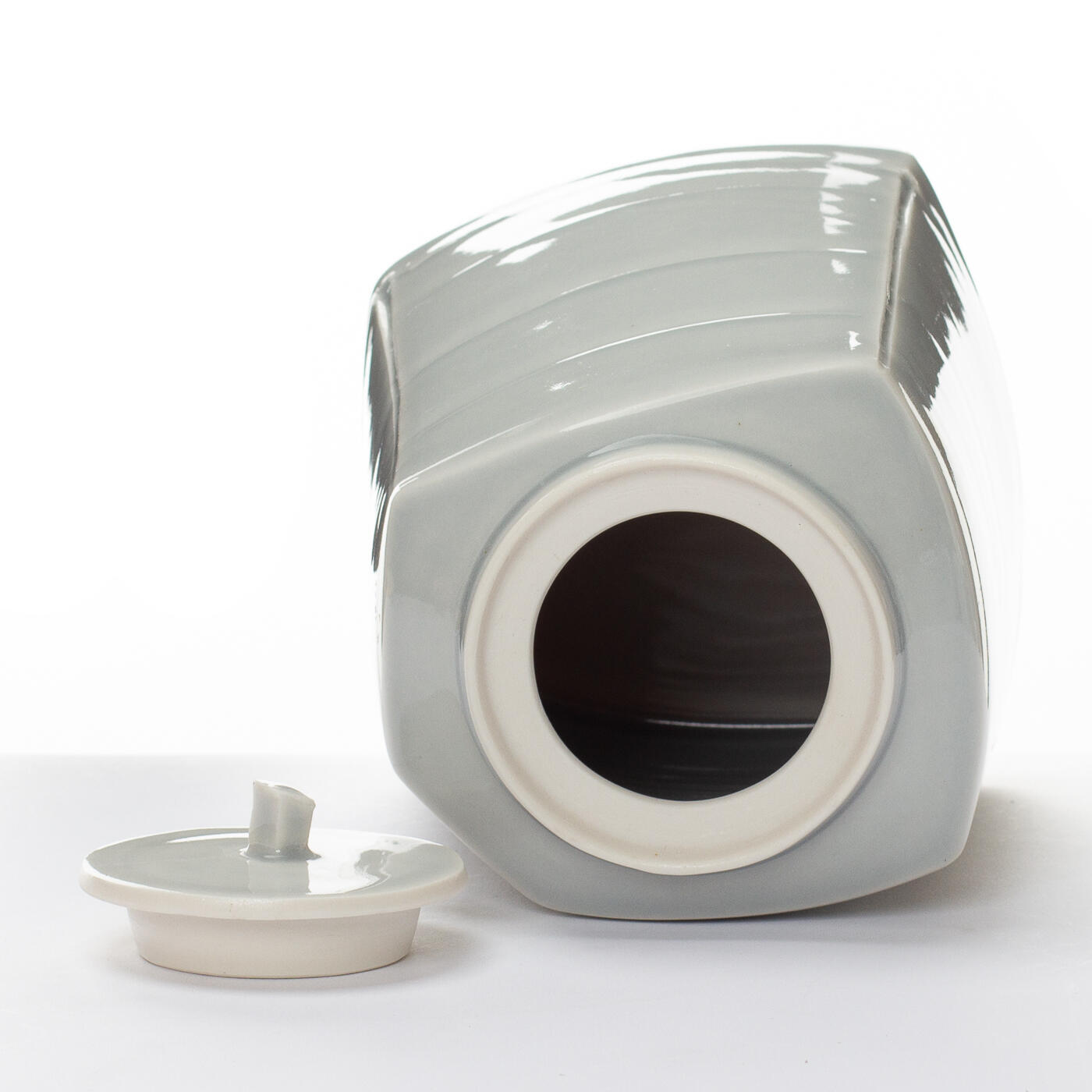 pale lidded jar CC337Y36