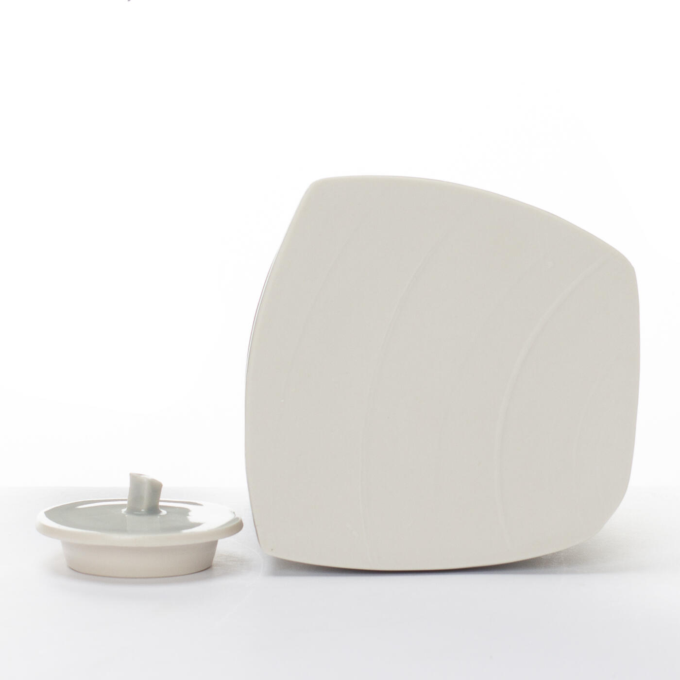 pale lidded jar CC337Y36