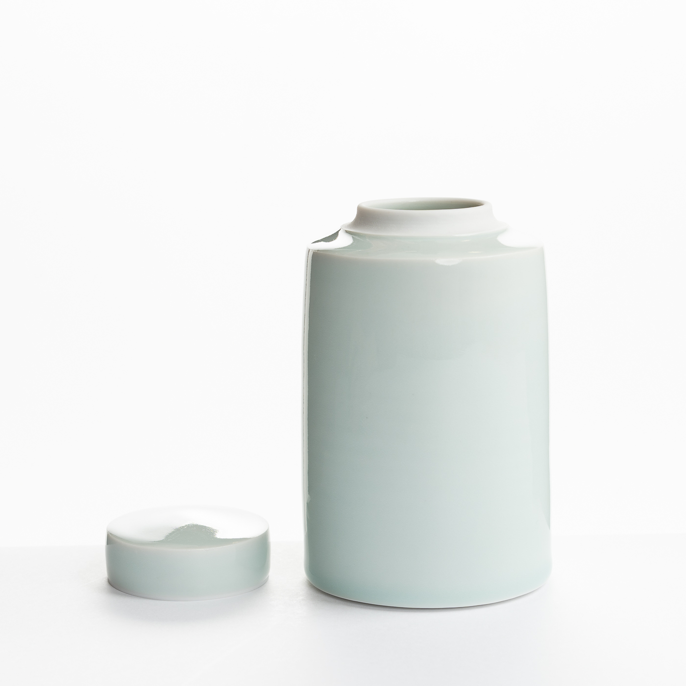 Lidded jar CK233Y1537