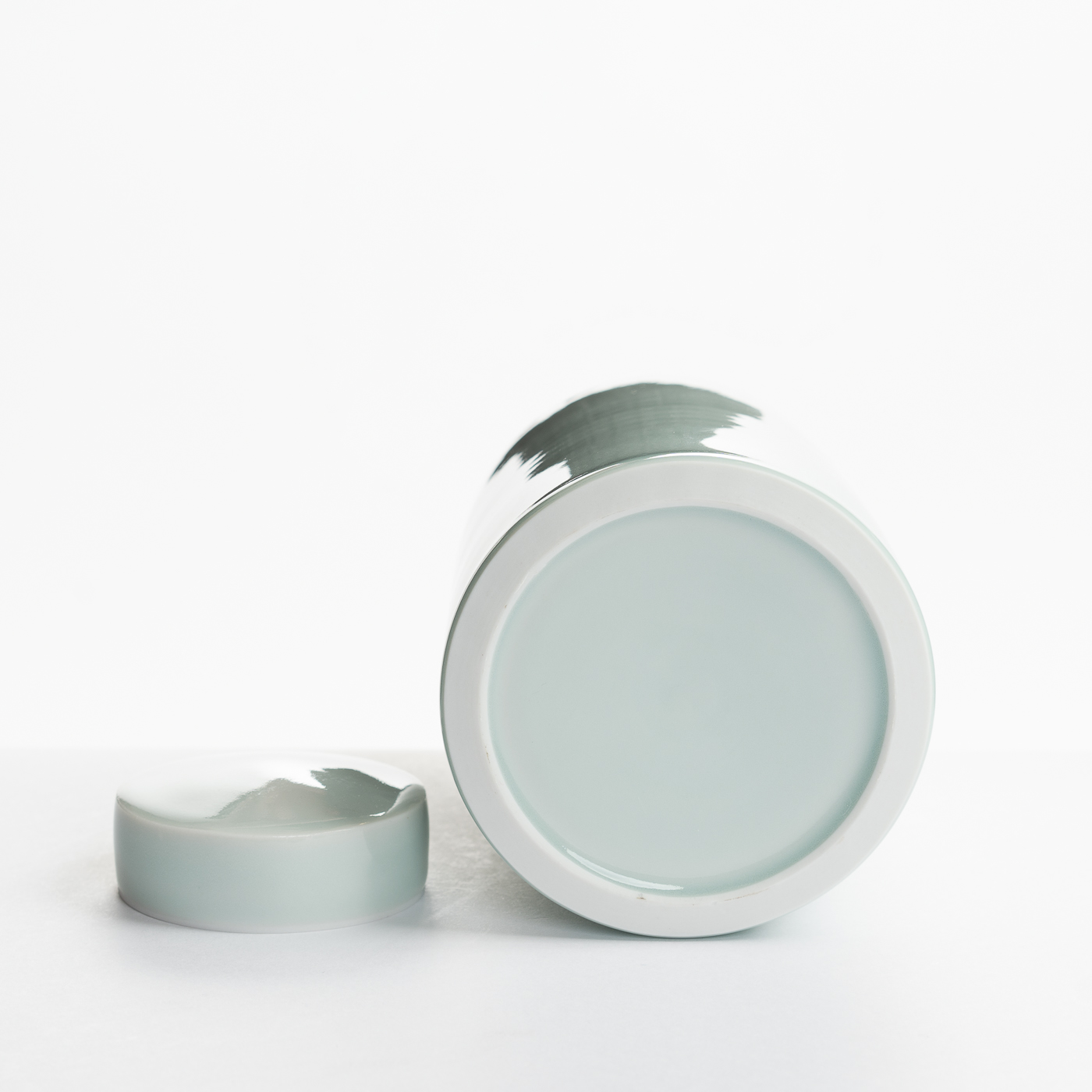 Lidded jar CK233Y1537