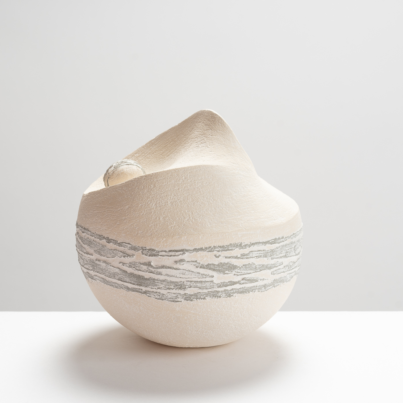 MP531Y27 White and Grey Bound Pebble Sculpture