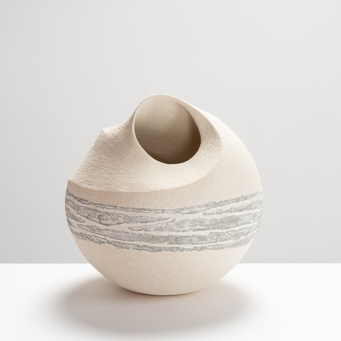 MP531Y27 White and Grey Bound Pebble Sculpture