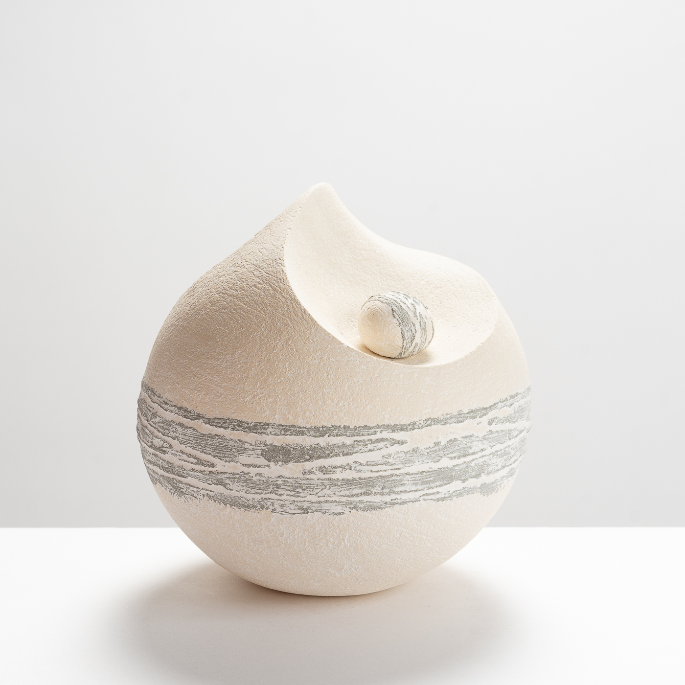 MP531Y27 White and Grey Bound Pebble Sculpture