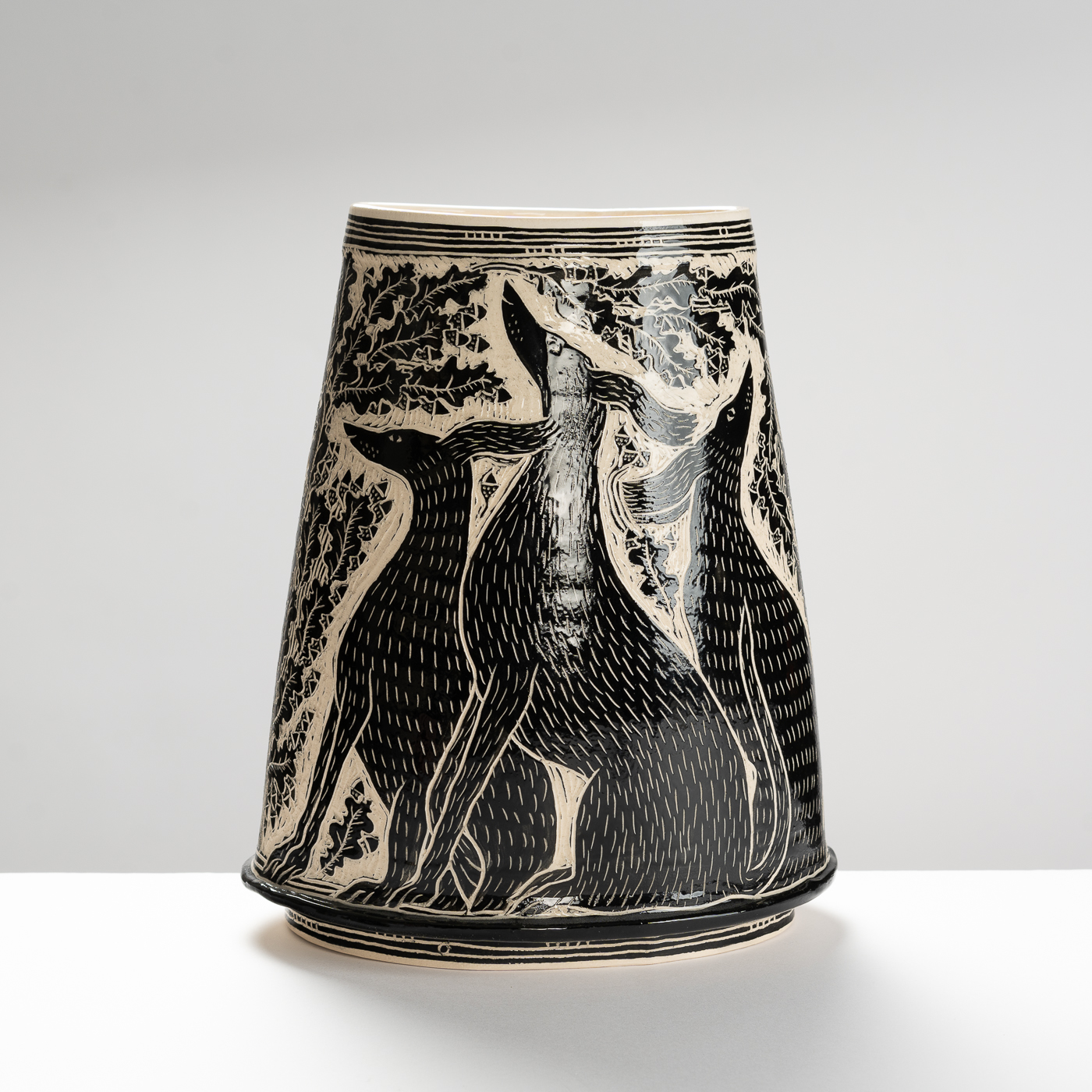 SO557Y28 Black Six Dog with Oak Leaves Vase