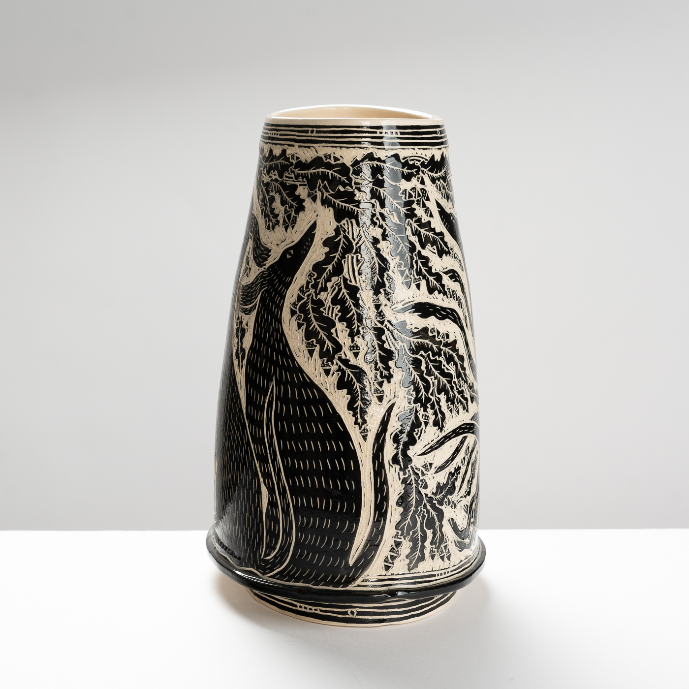 SO557Y28 Black Six Dog with Oak Leaves Vase