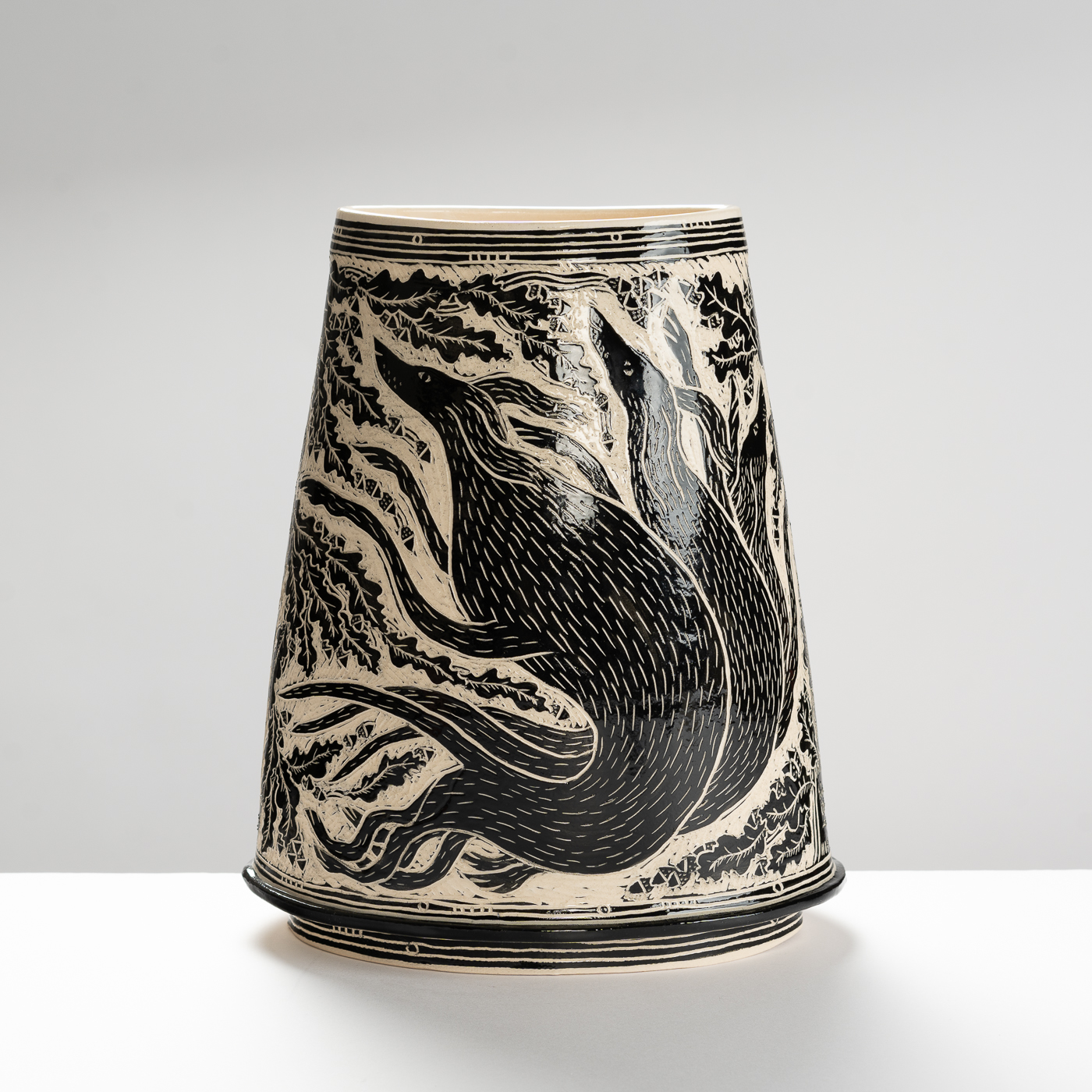 SO557Y28 Black Six Dog with Oak Leaves Vase