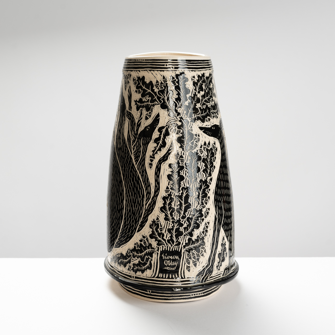 SO557Y28 Black Six Dog with Oak Leaves Vase