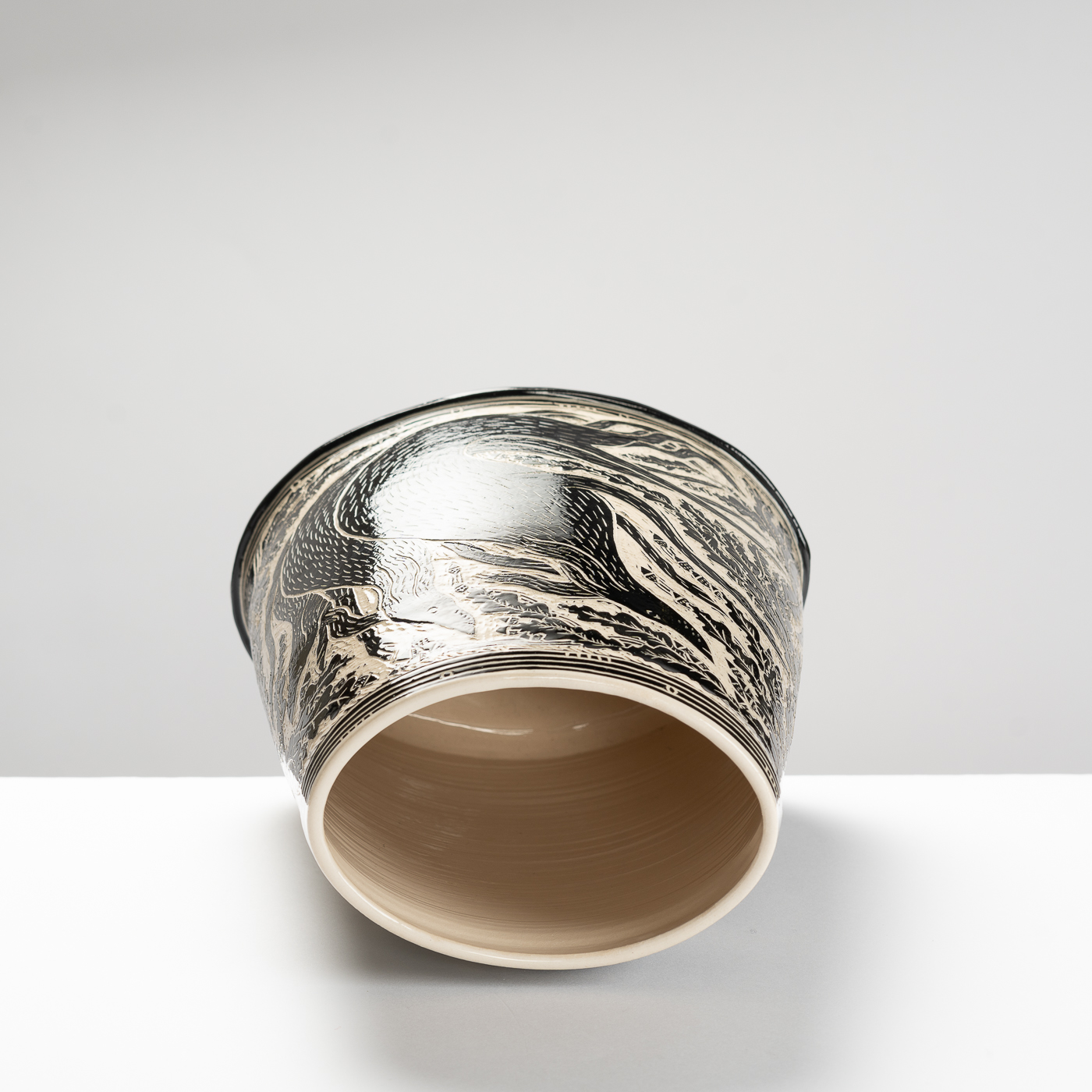 SO557Y28 Black Six Dog with Oak Leaves Vase