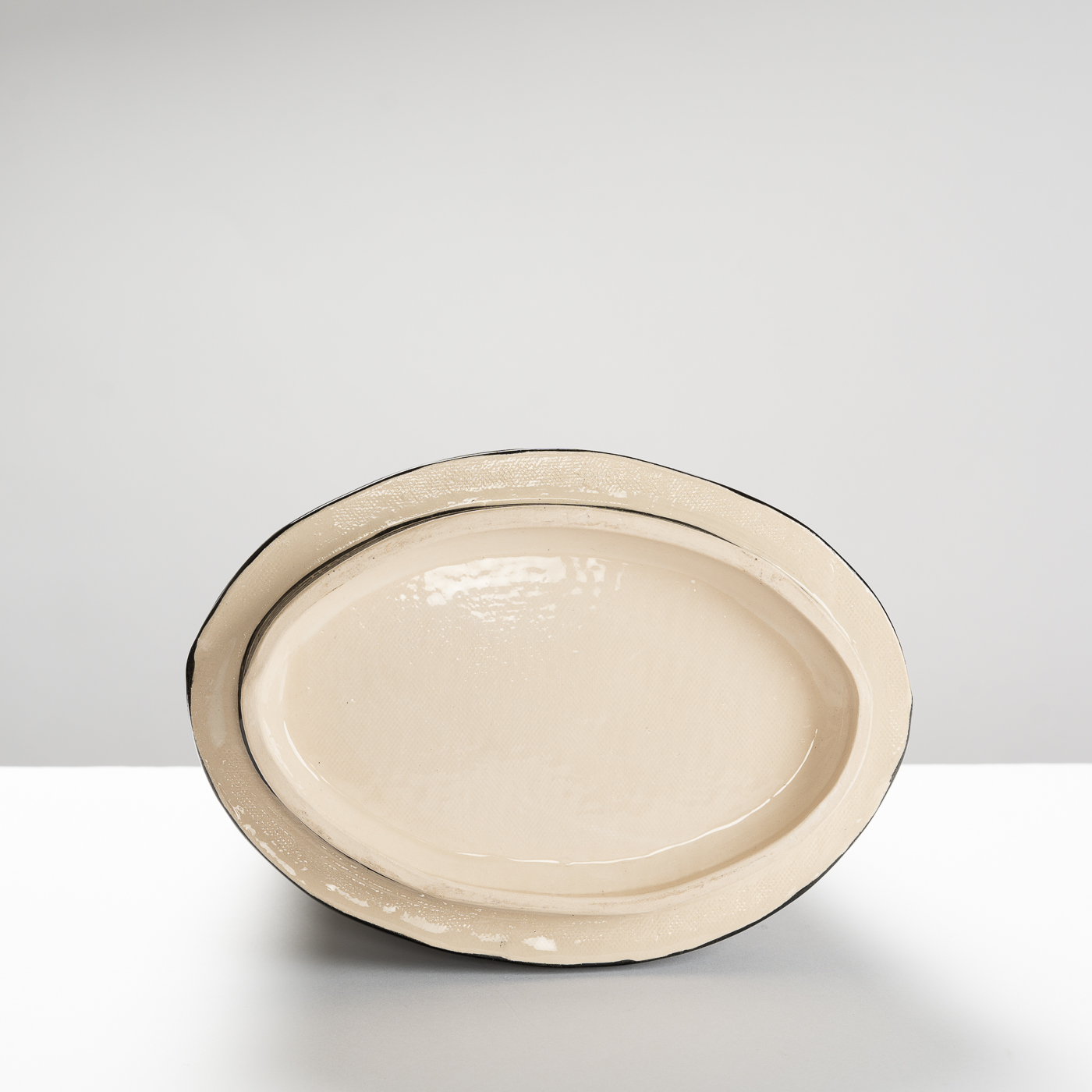 SO557Y28 Black Six Dog with Oak Leaves Vase