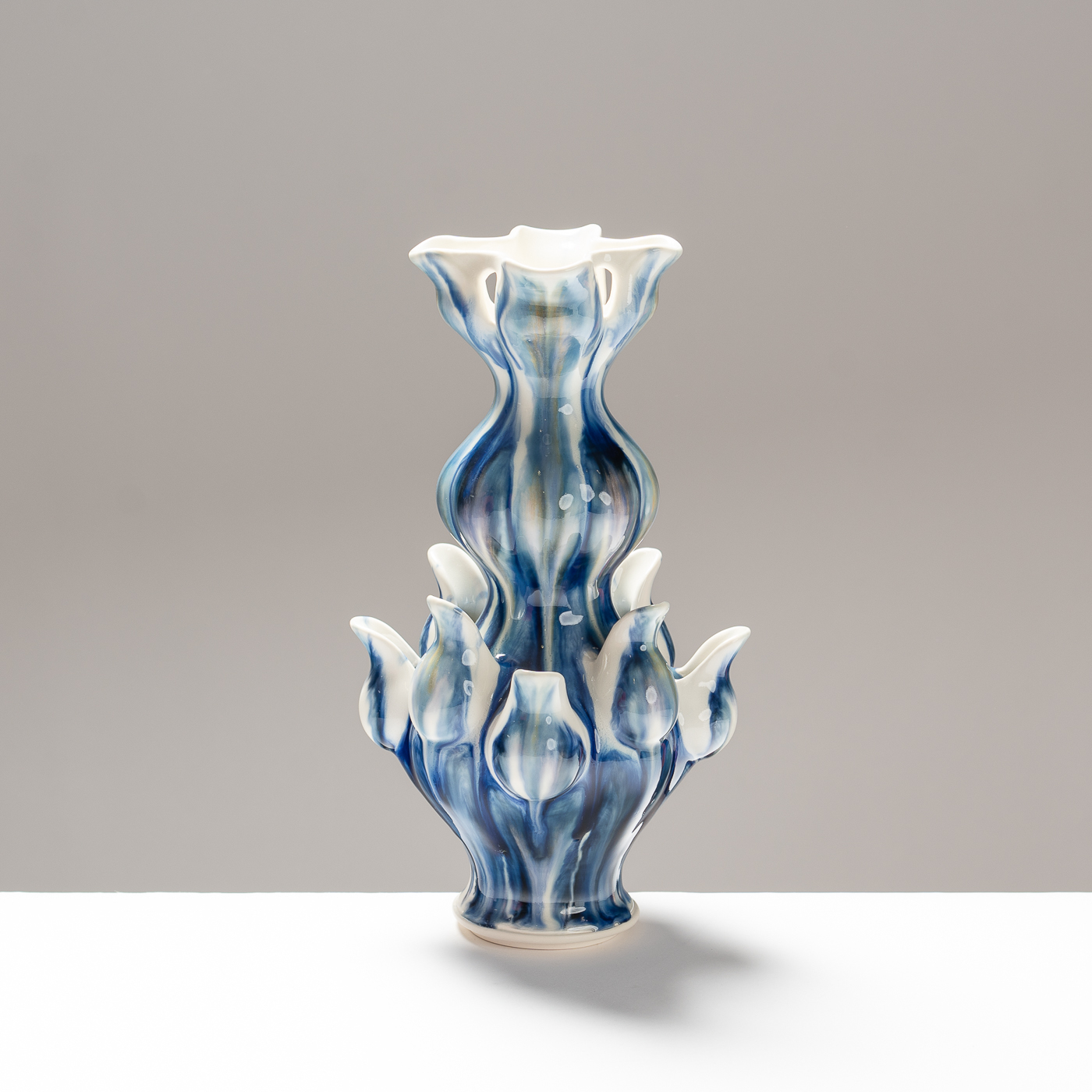 MT594Y1 Blue and White Tulipiere