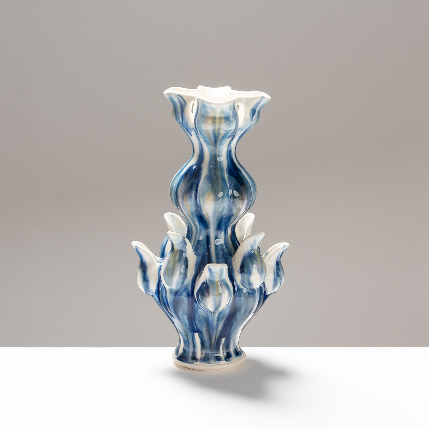 MT594Y1 Blue and White Tulipiere