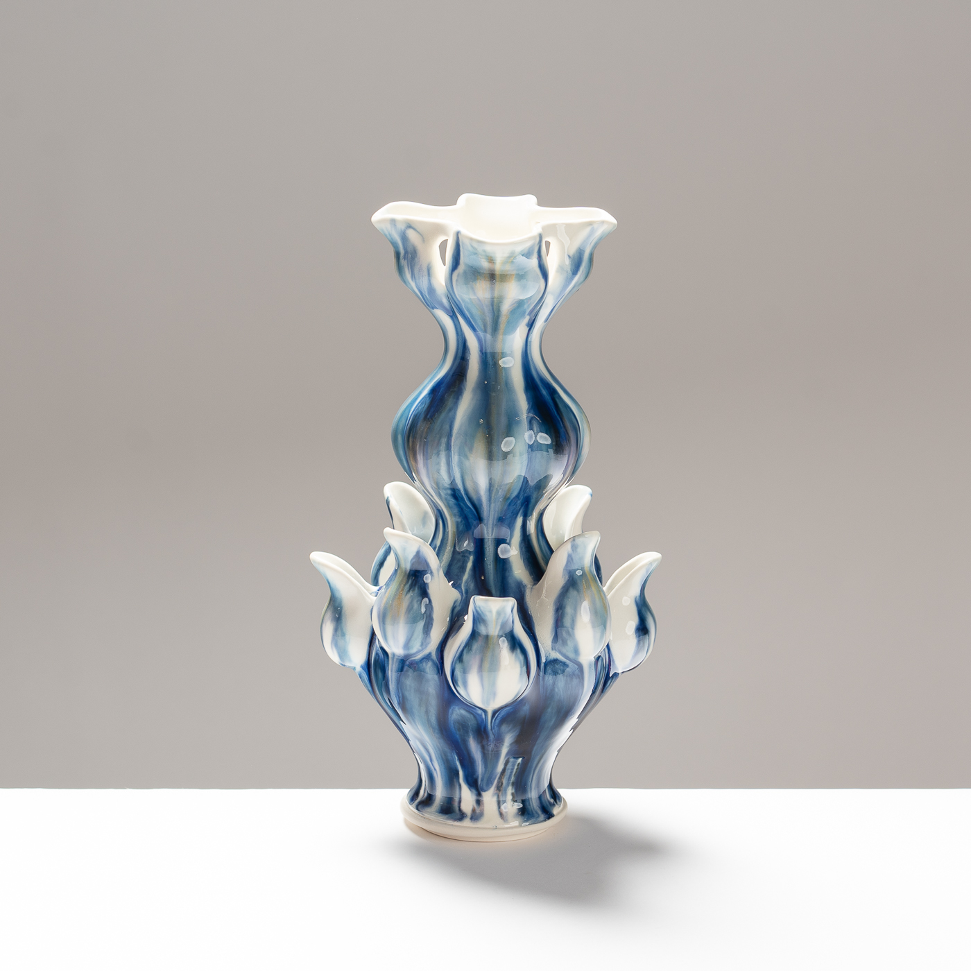 MT594Y1 Blue and White Tulipiere