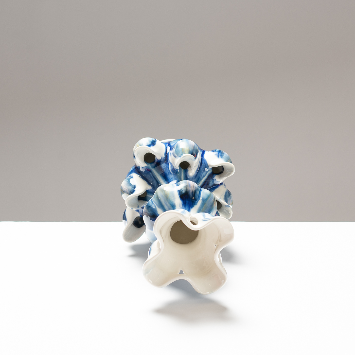 MT594Y1 Blue and White Tulipiere