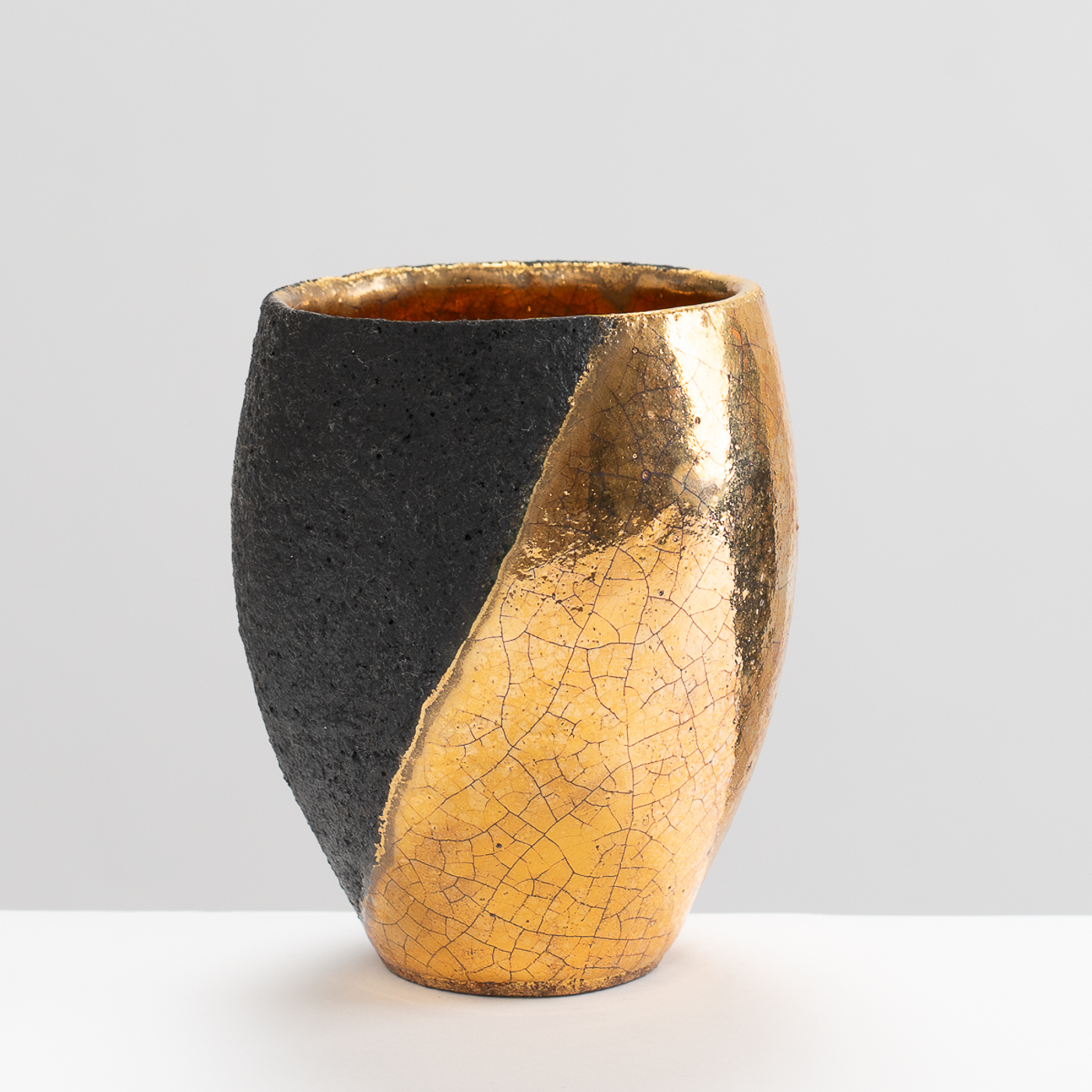 SF209Y902 Black/Gold Vessel