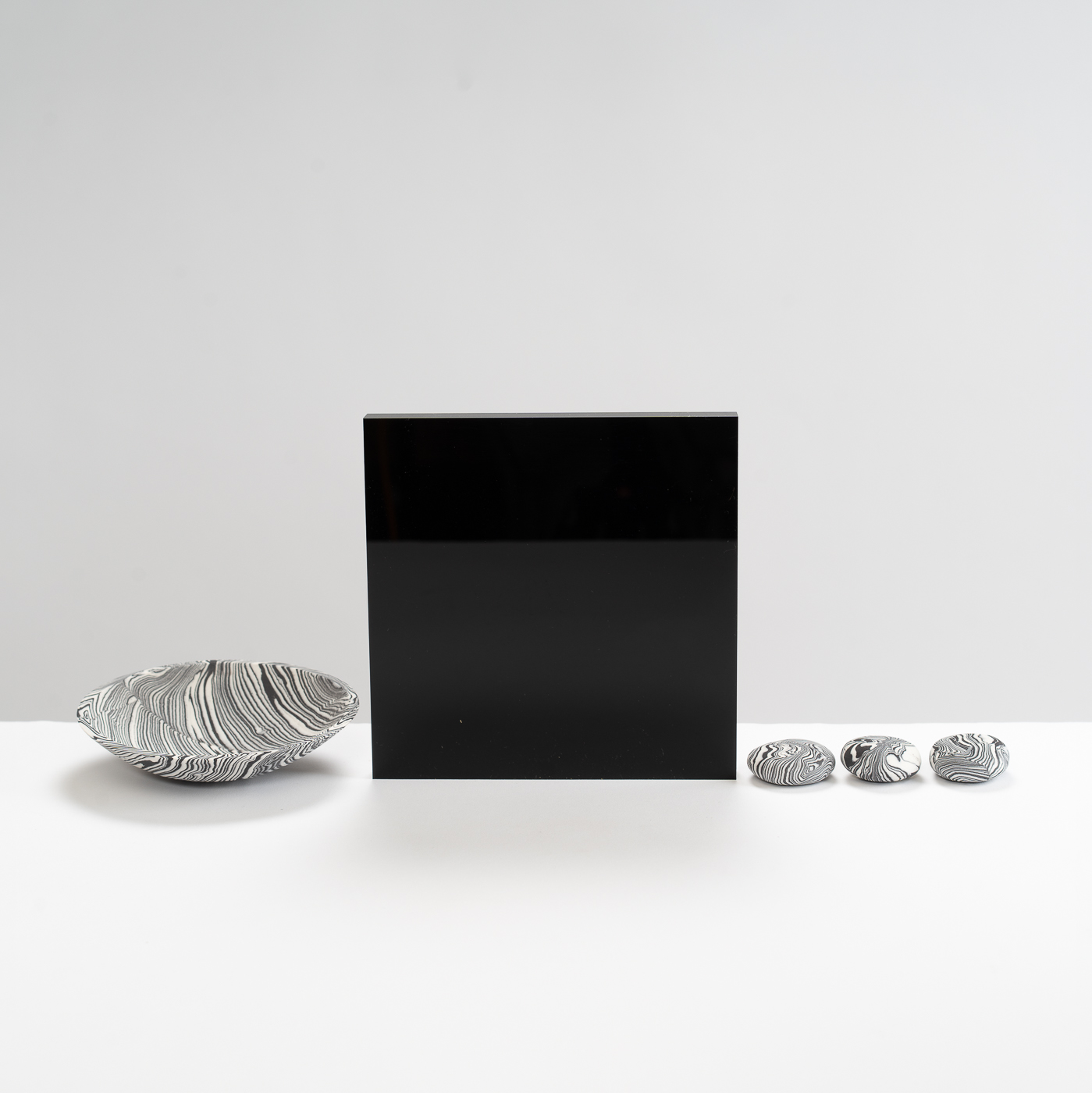 KC532Y65 Wide Bowl and 3 Pebbles on Plinth