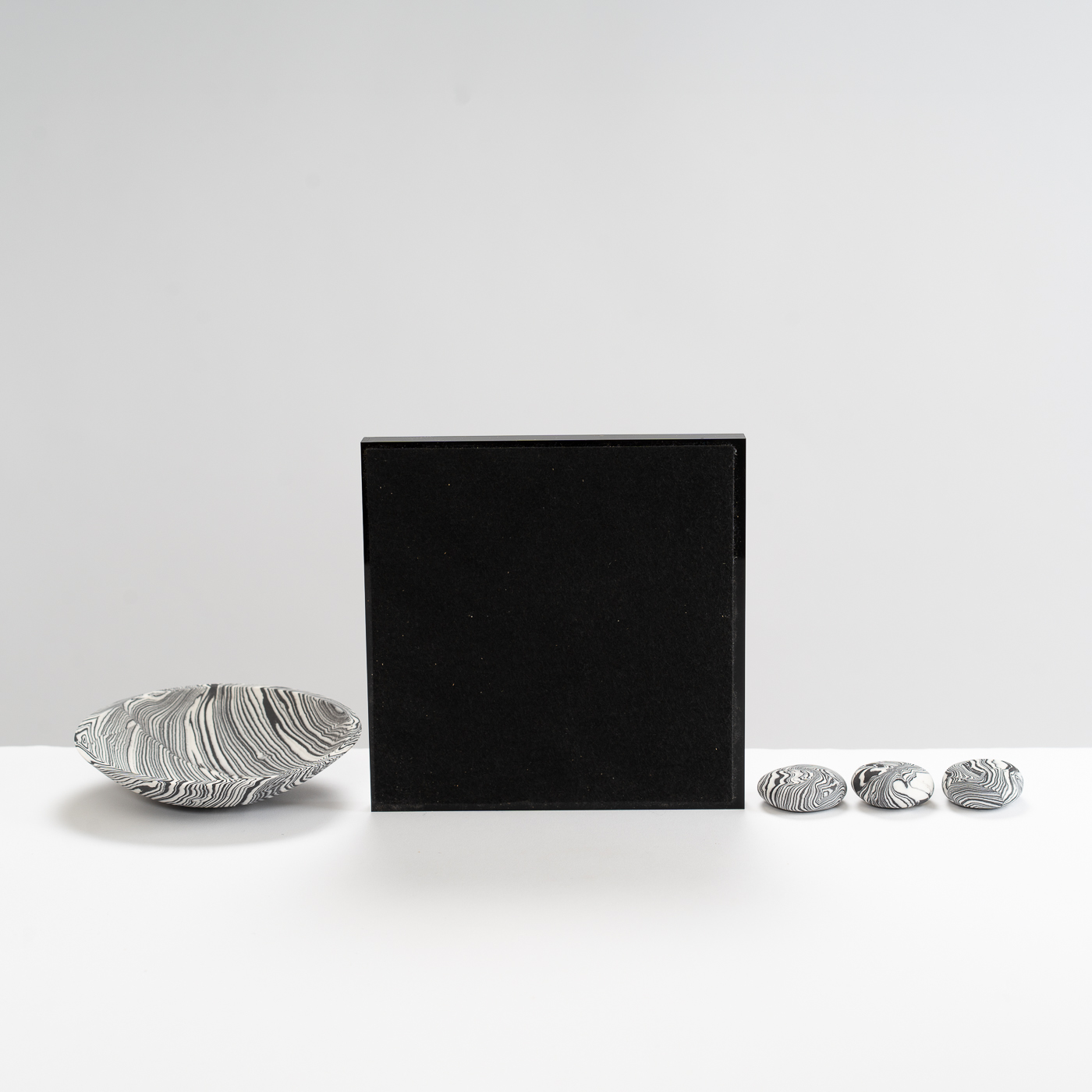 KC532Y65 Wide Bowl and 3 Pebbles on Plinth