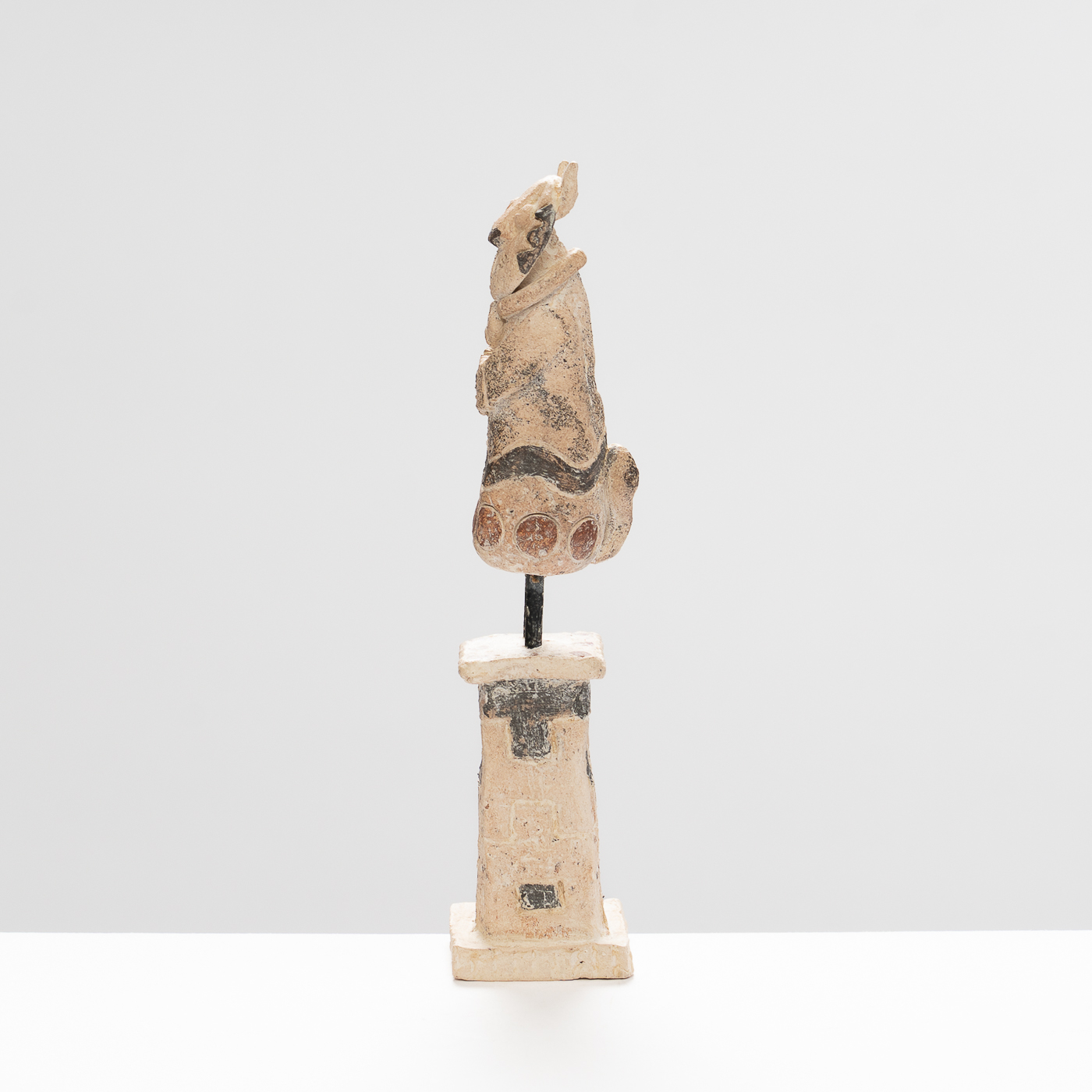 DM589Y15 Cat on Plinth