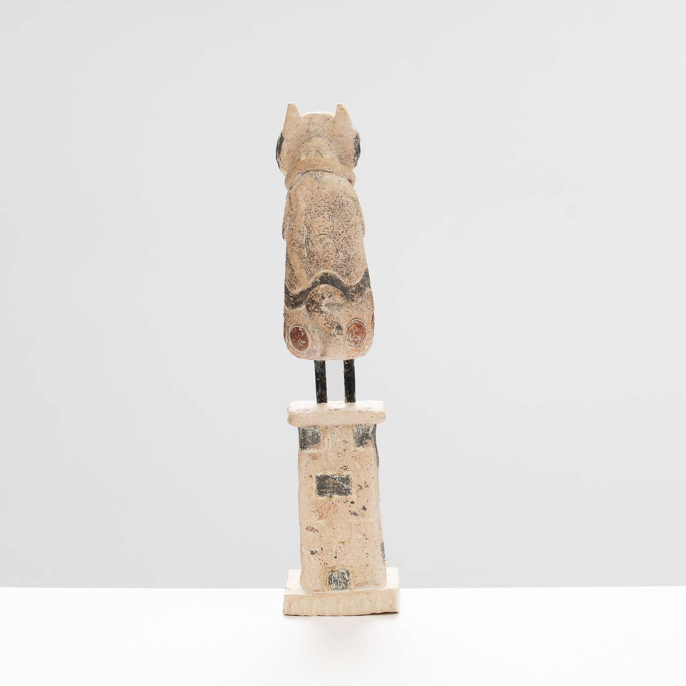 DM589Y15 Cat on Plinth