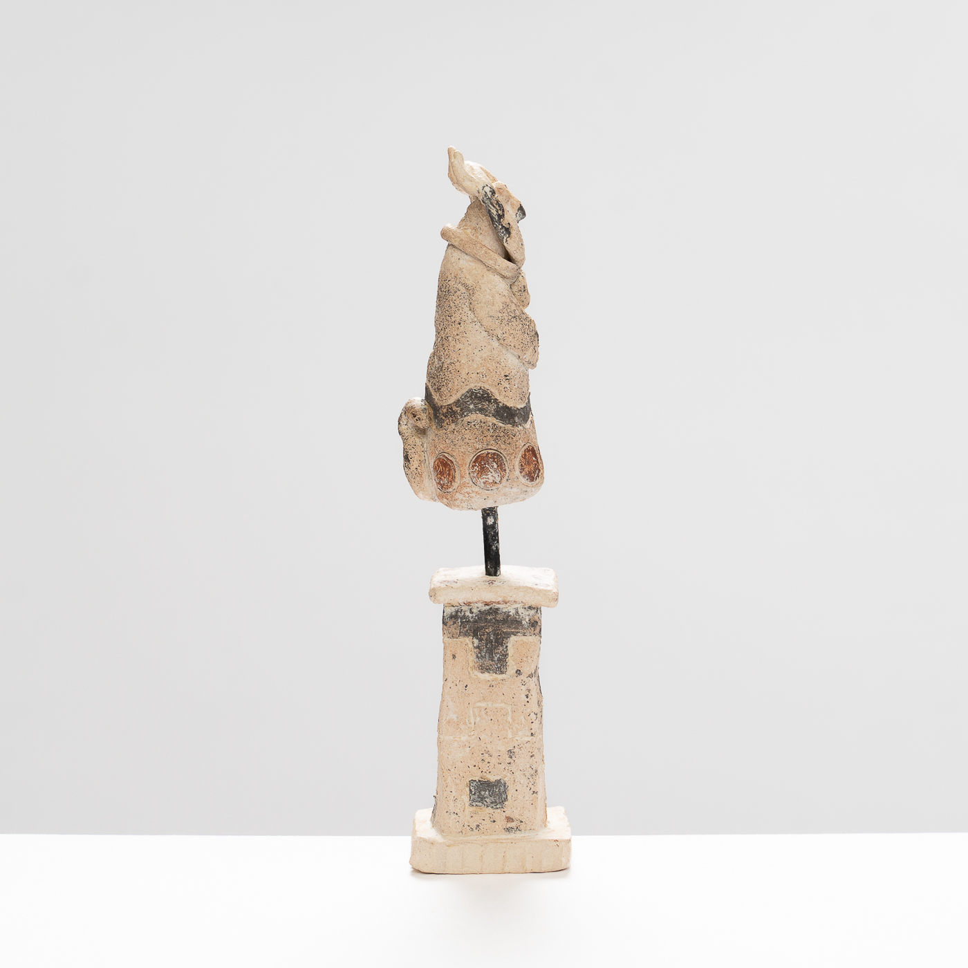 DM589Y15 Cat on Plinth