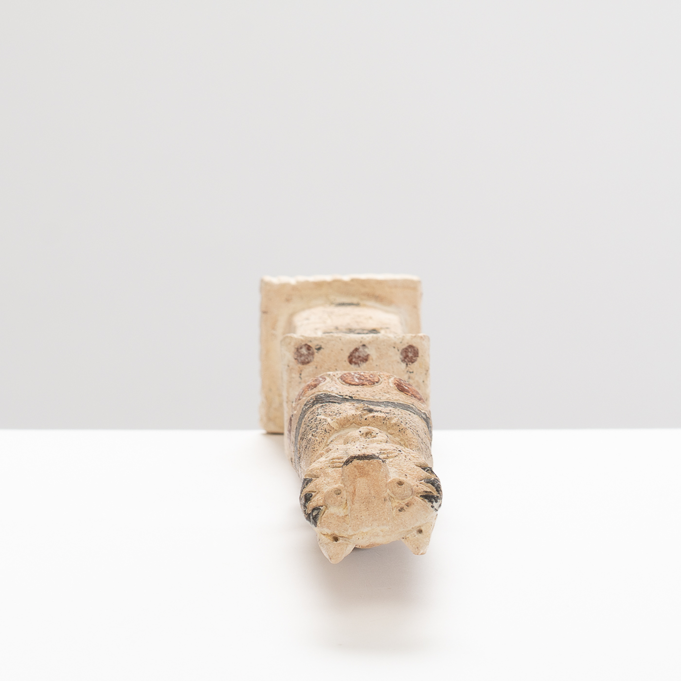 DM589Y15 Cat on Plinth