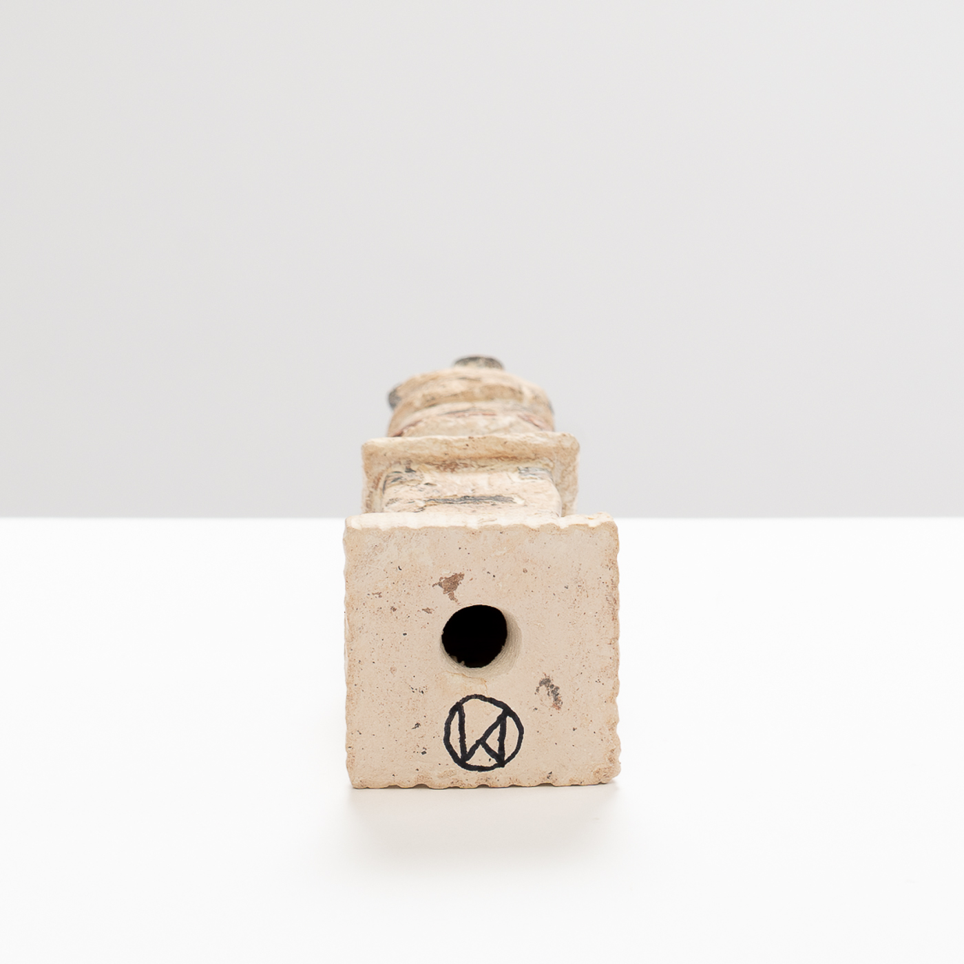 DM589Y15 Cat on Plinth