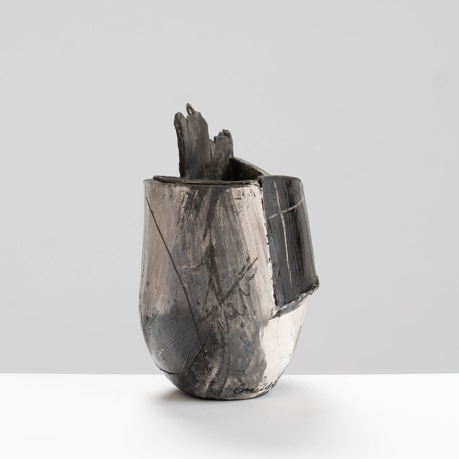 ES582Y48 Small Black Fragmented Vessel