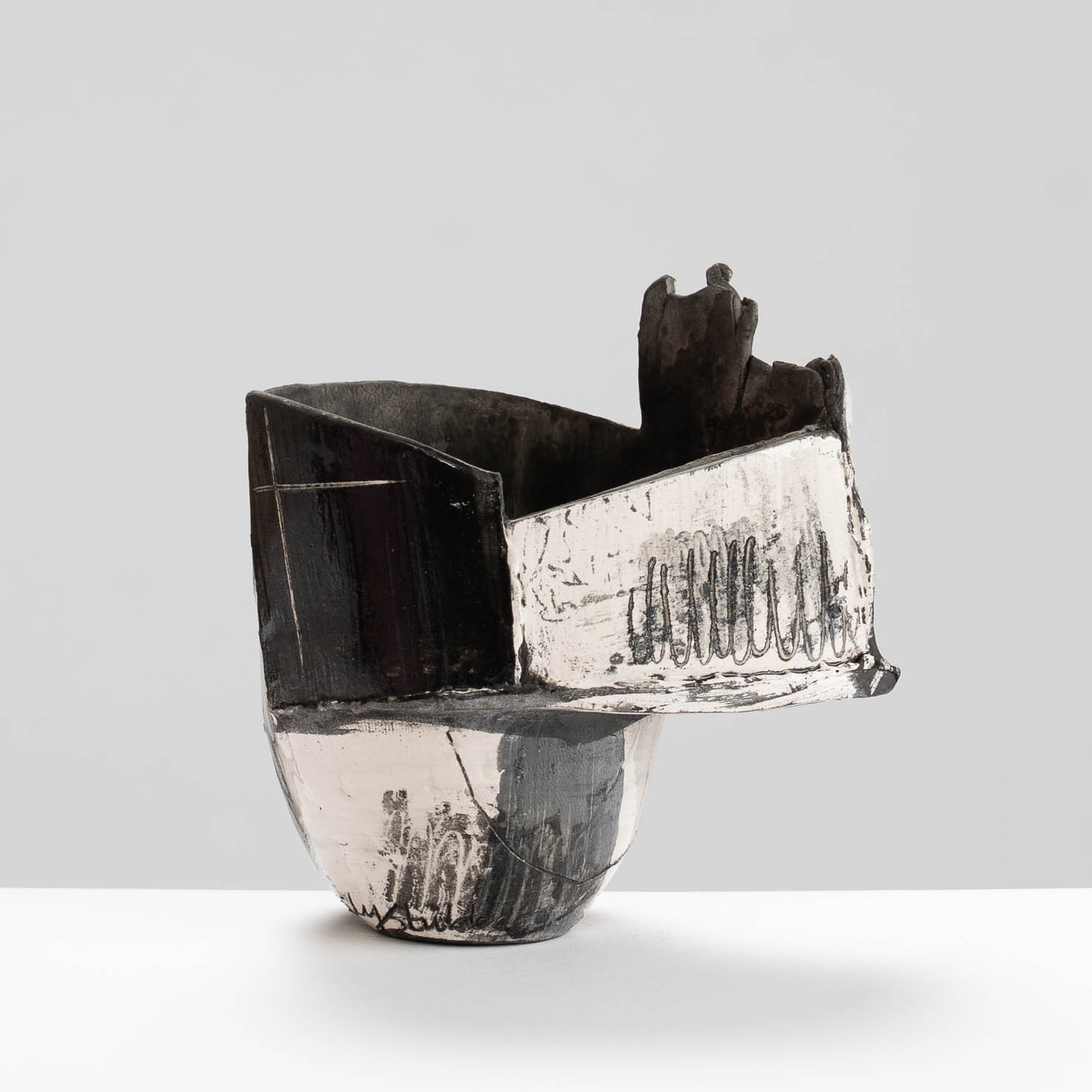 ES582Y48 Small Black Fragmented Vessel