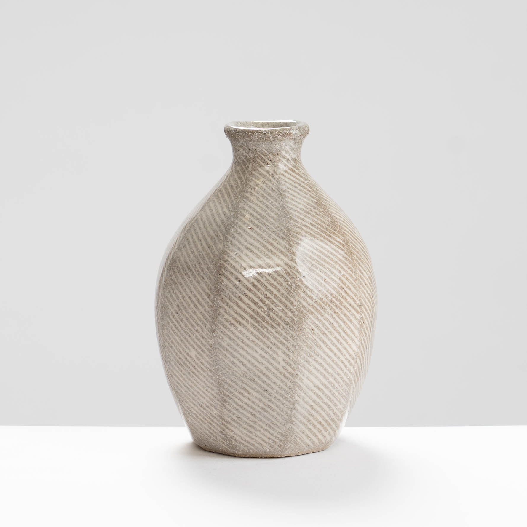 HL416Y88 Inlaid Faceted Bottle