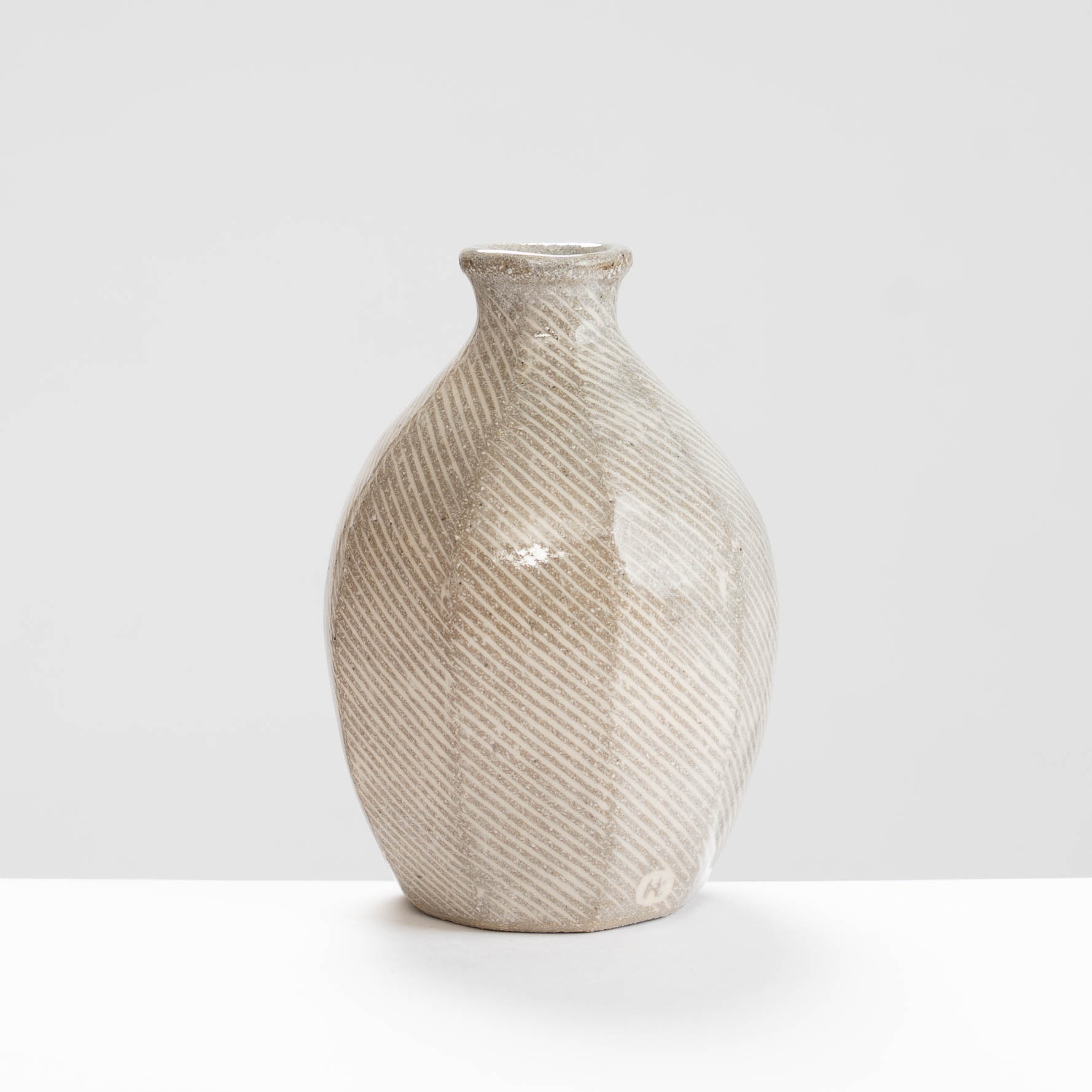 HL416Y88 Inlaid Faceted Bottle