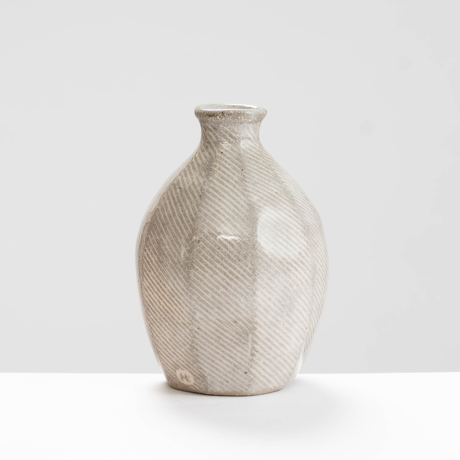 HL416Y88 Inlaid Faceted Bottle