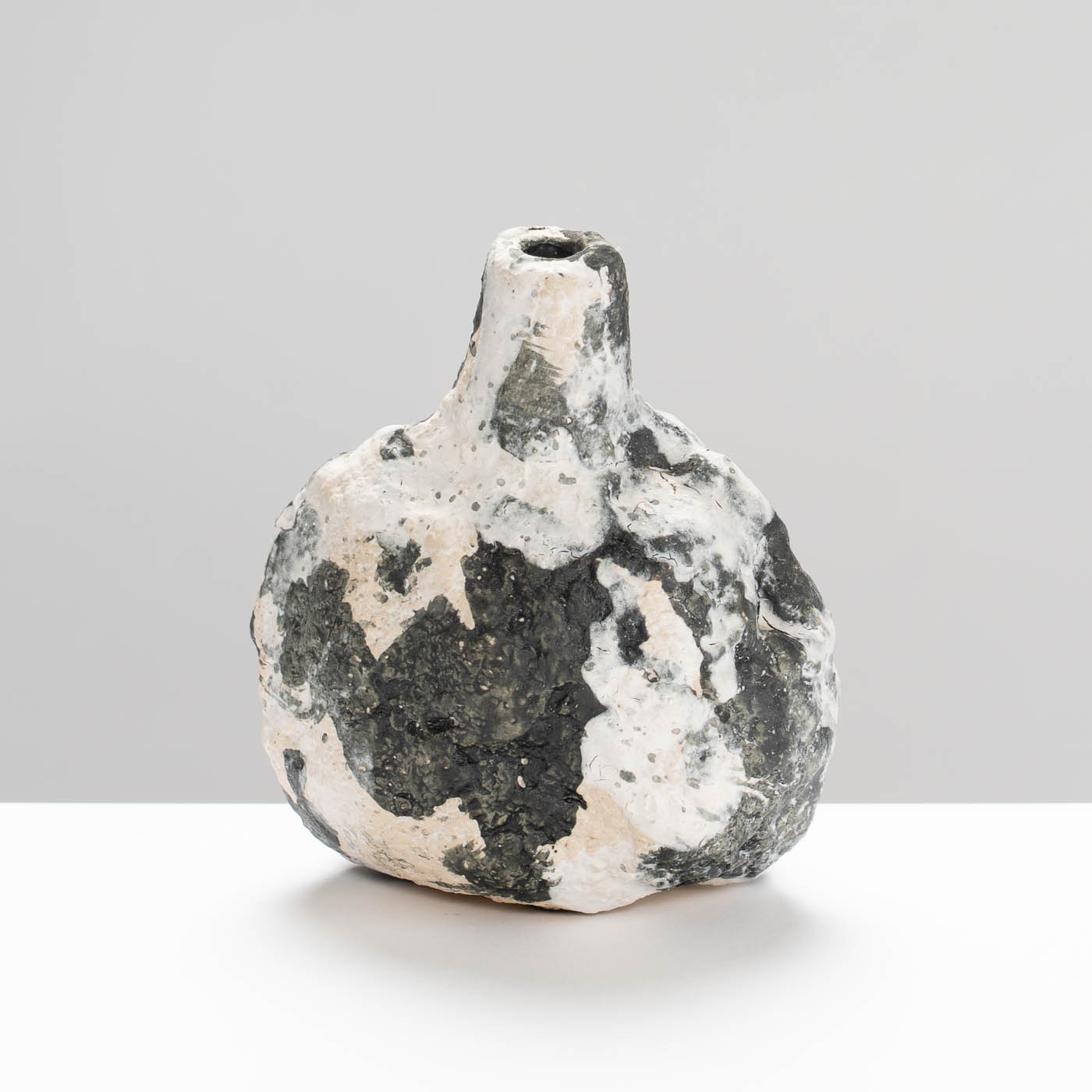 MP452Y50 Black/White Bottle