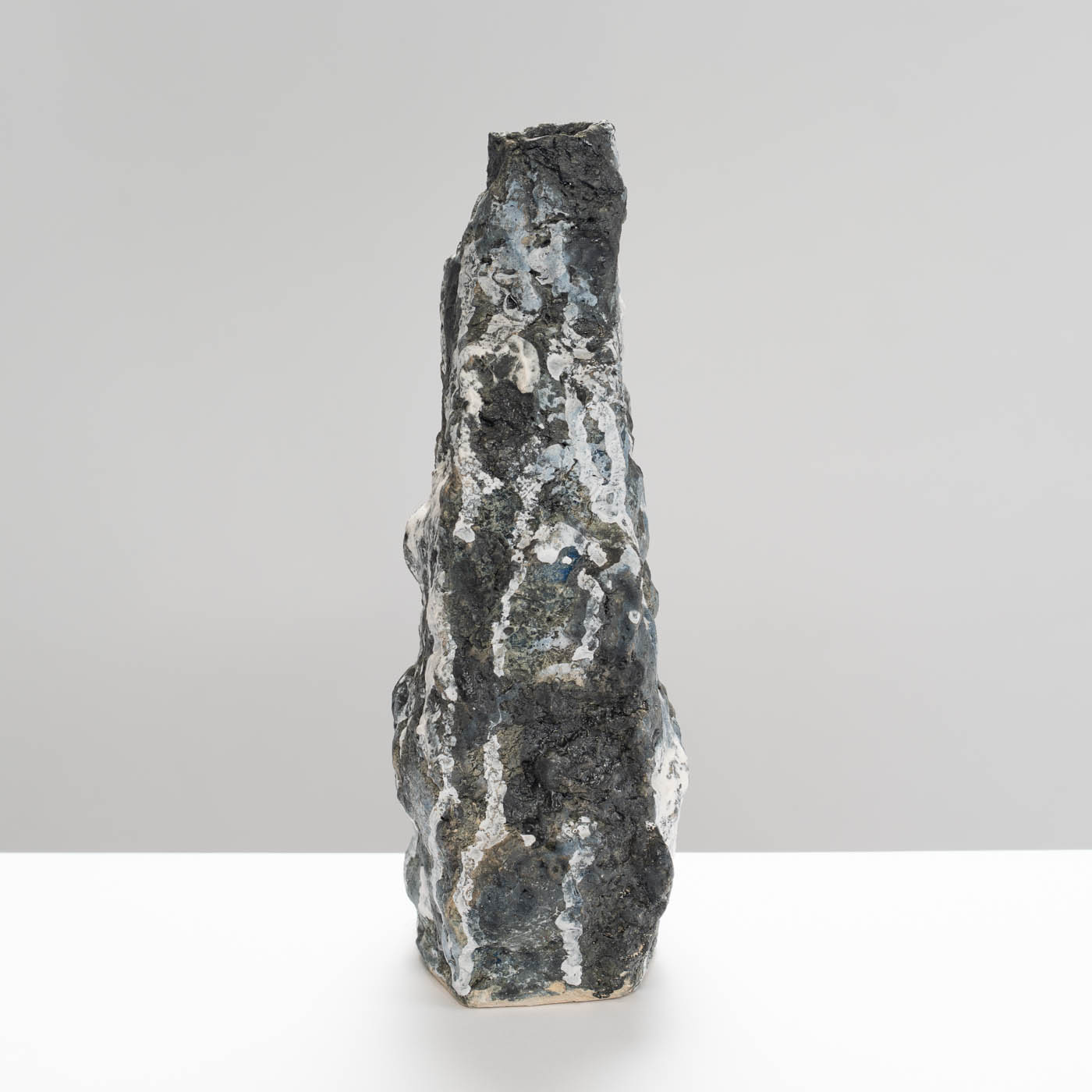 MP452Y52 Black/White Drip Bottle