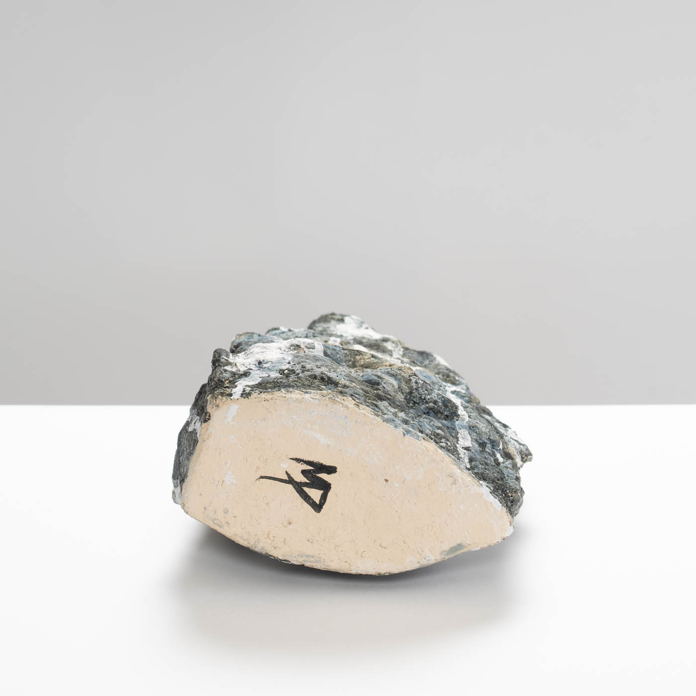 MP452Y52 Black/White Drip Bottle