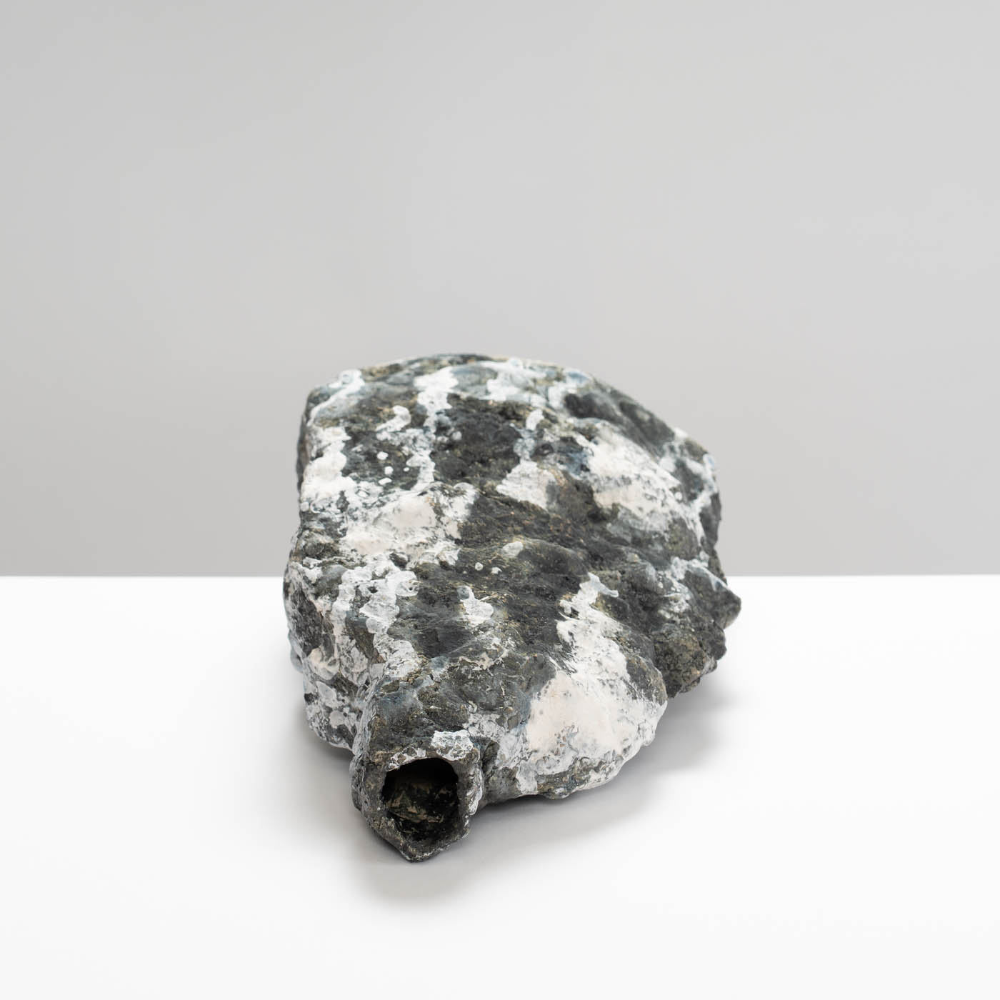 MP452Y52 Black/White Drip Bottle