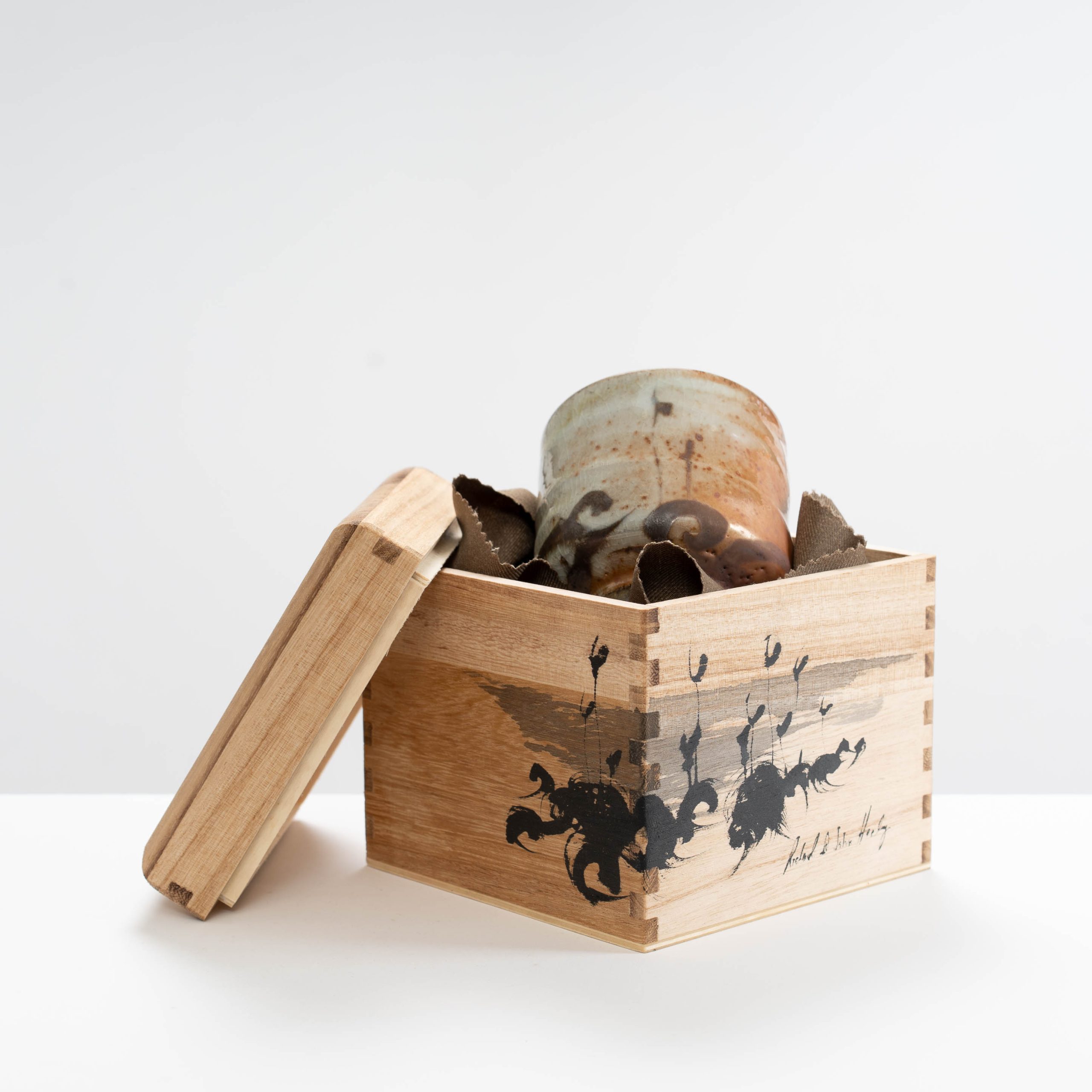 RH429Y189 Yunomi with Wooden Box