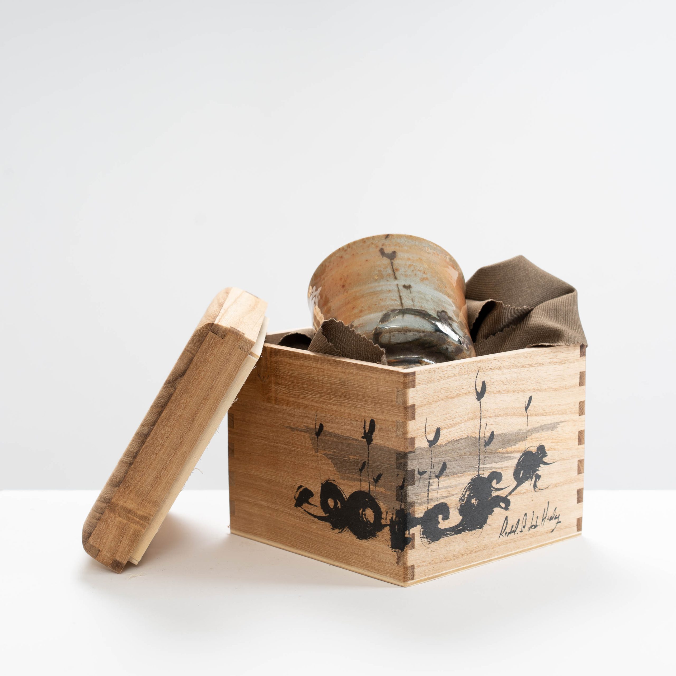 RH429Y191 Yunomi with Wooden Box