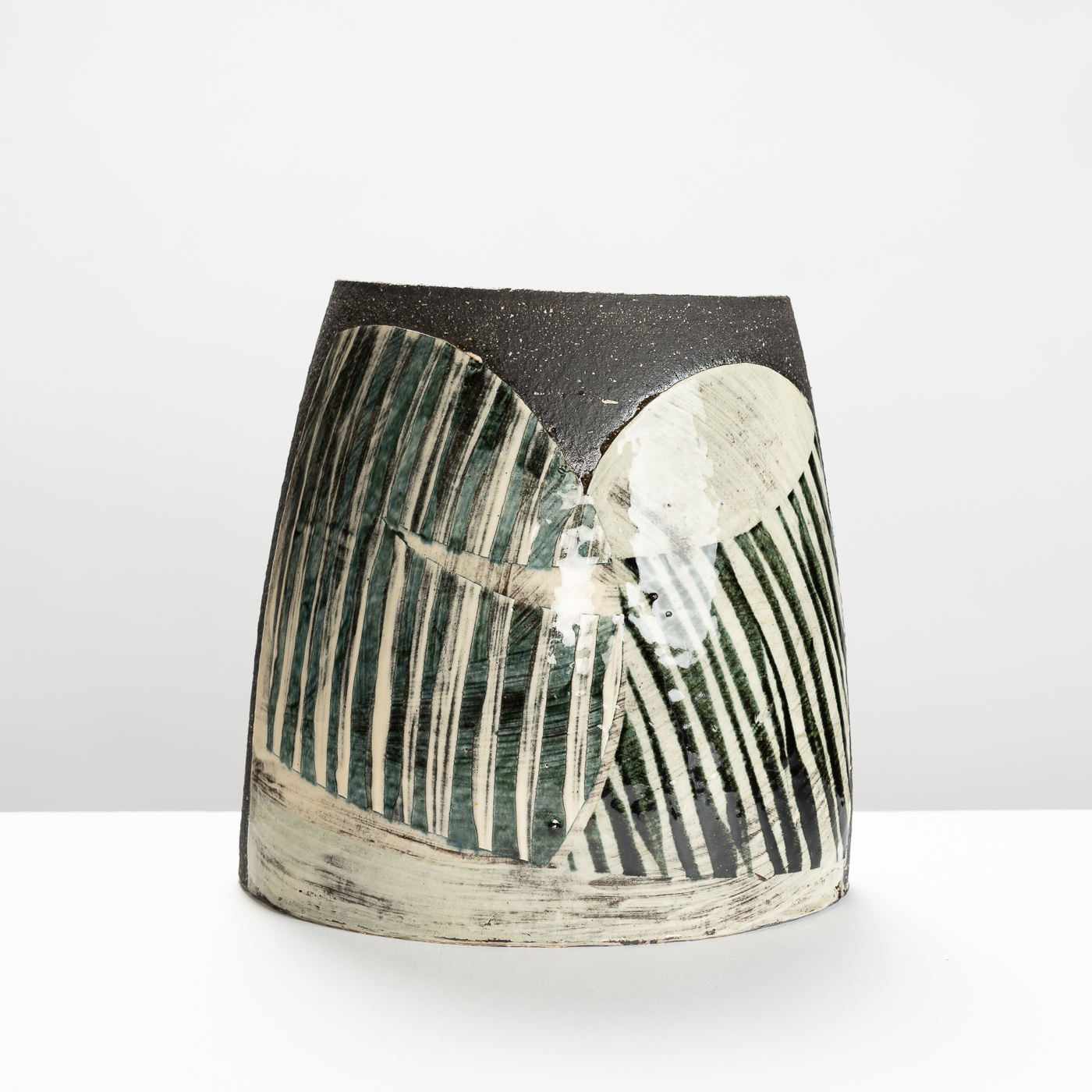 RP56Y1147 Black Vessel