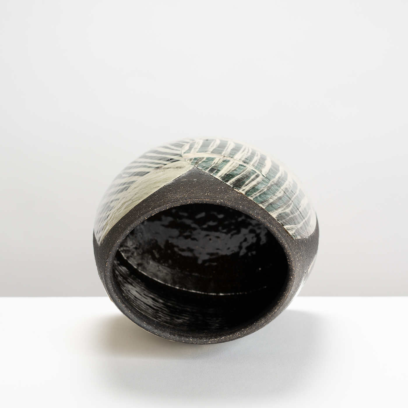 RP56Y1147 Black Vessel