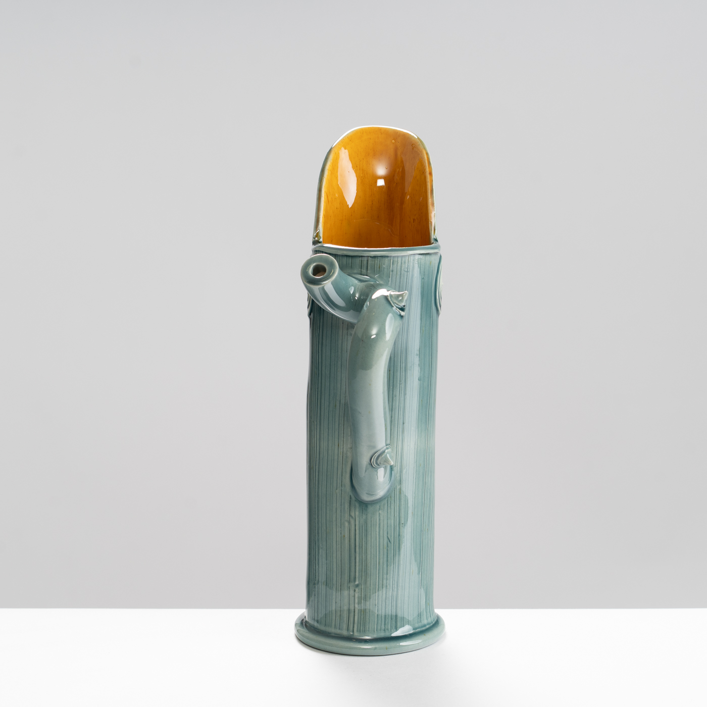 WK30Y605 jug with thorn handle