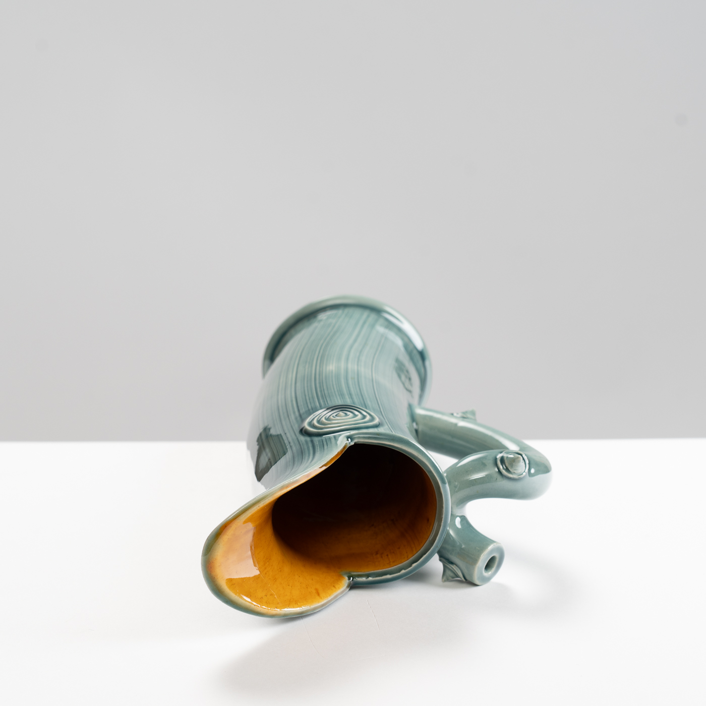 WK30Y605 jug with thorn handle