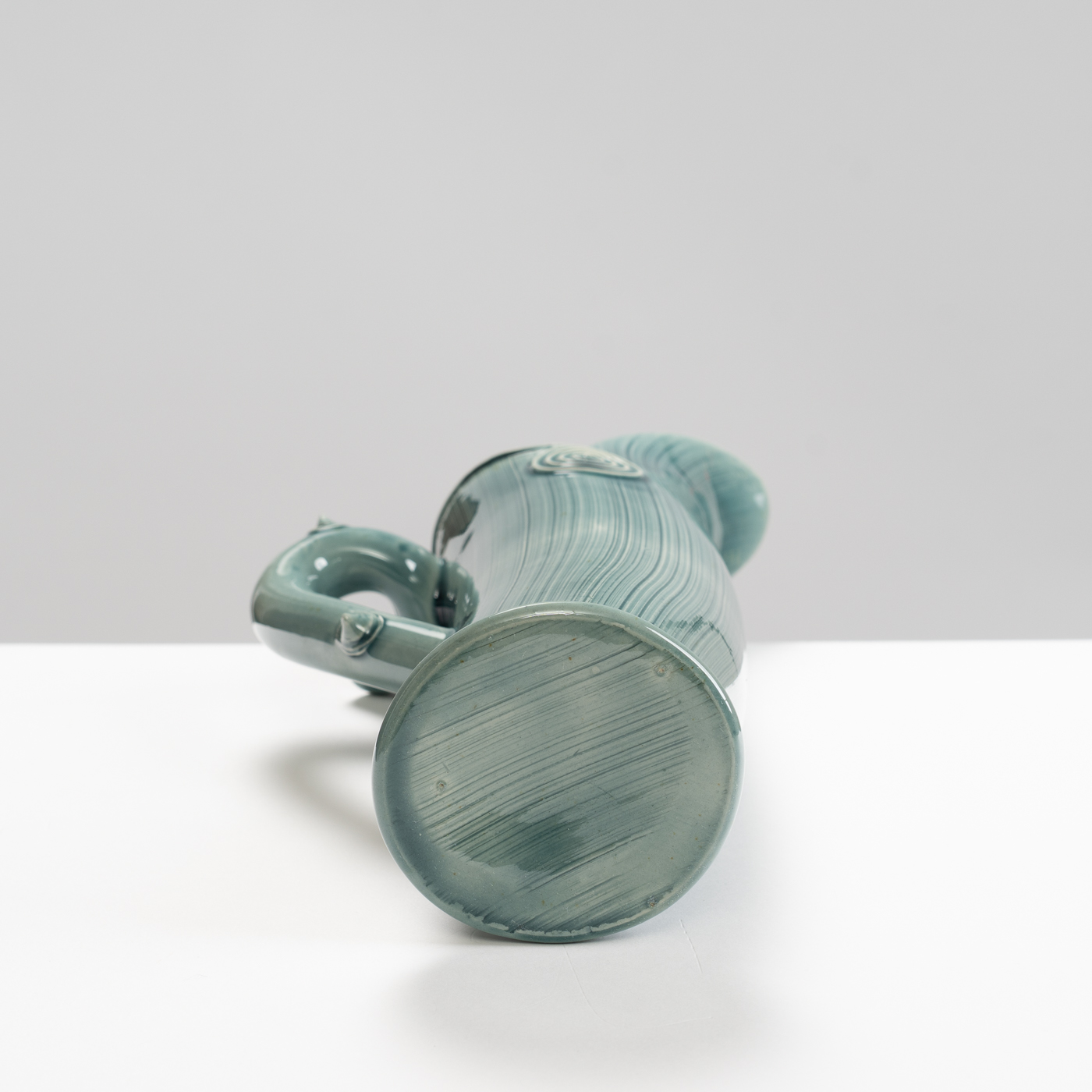 WK30Y605 jug with thorn handle