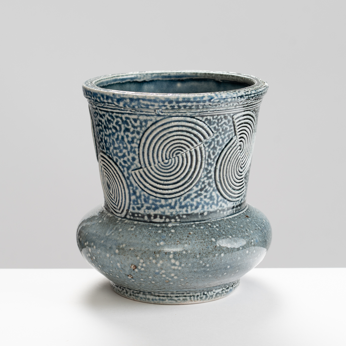 WK30Y656 salt glazed vessel with sprigs