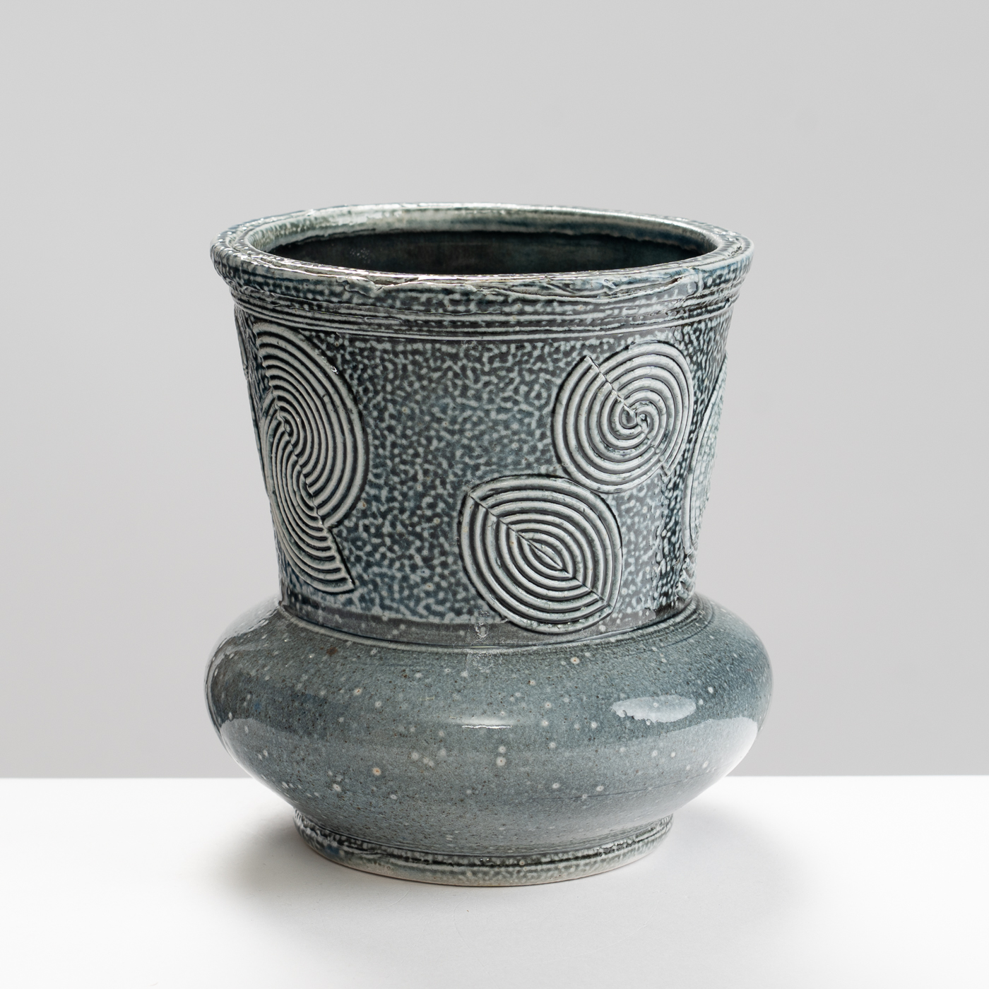 WK30Y656 salt glazed vessel with sprigs