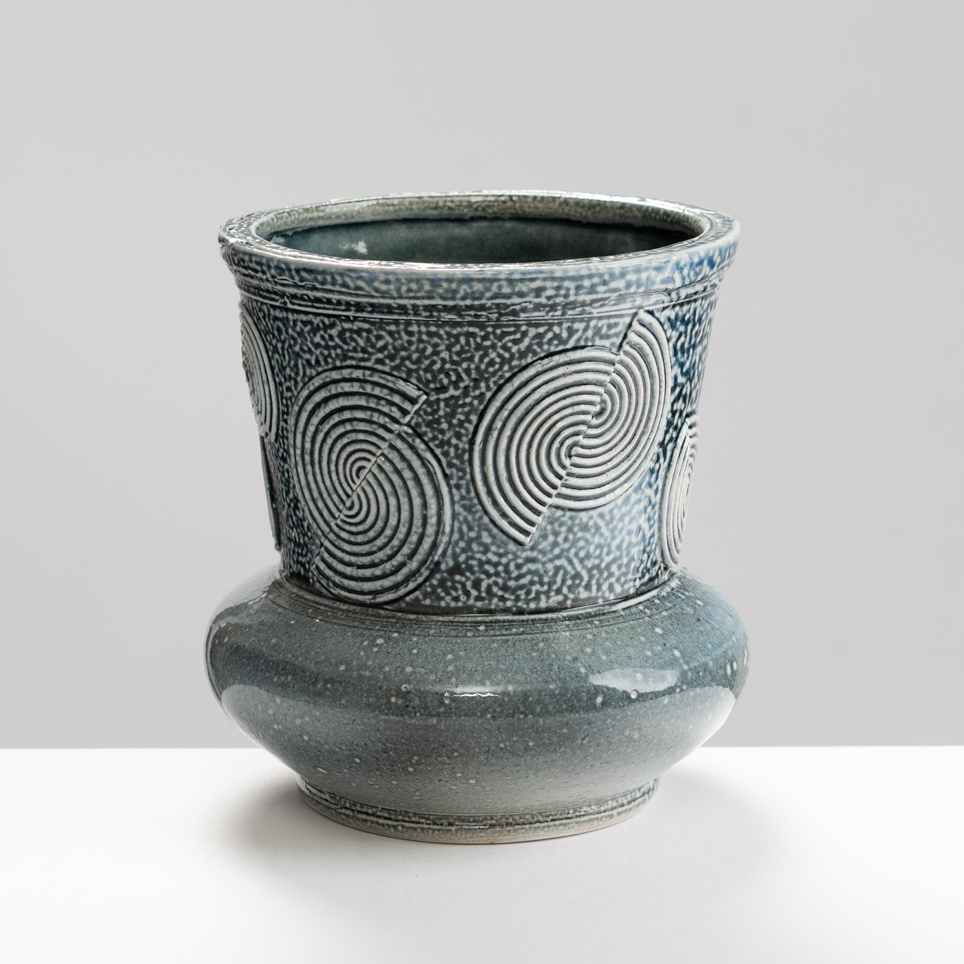 WK30Y656 salt glazed vessel with sprigs