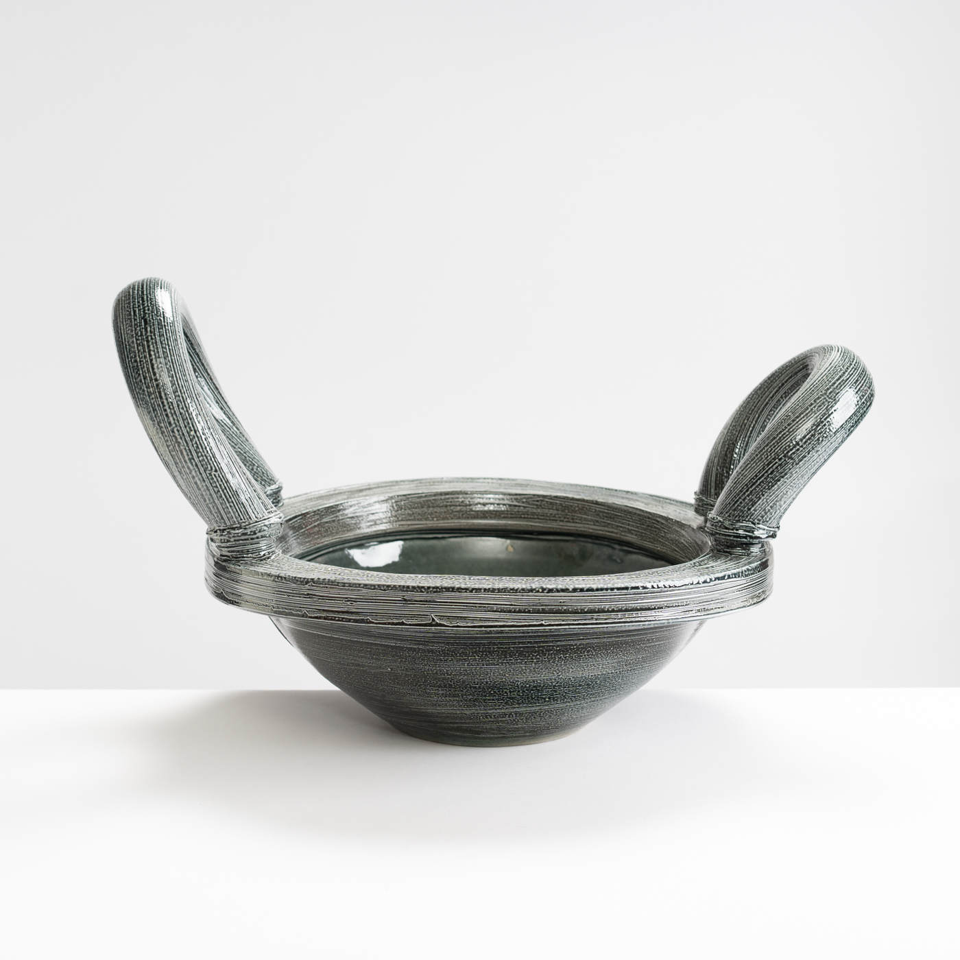 WK30Y659 large salt glazed bowl, extruded handles