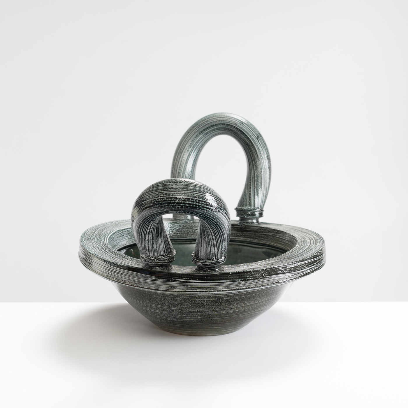 WK30Y659 large salt glazed bowl, extruded handles