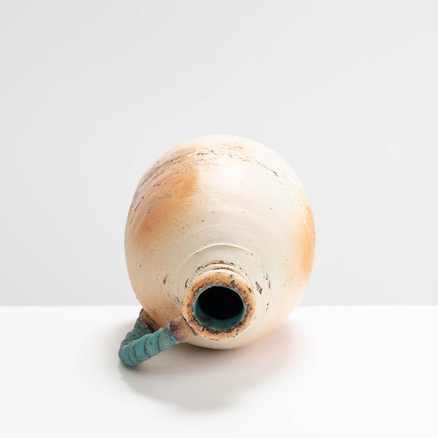 JK375Y266 Large Round Ballclay Vase