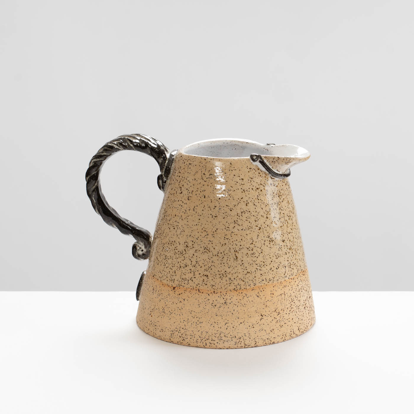 LMS469Y79 Indignant Brothers Jug Speckle/White