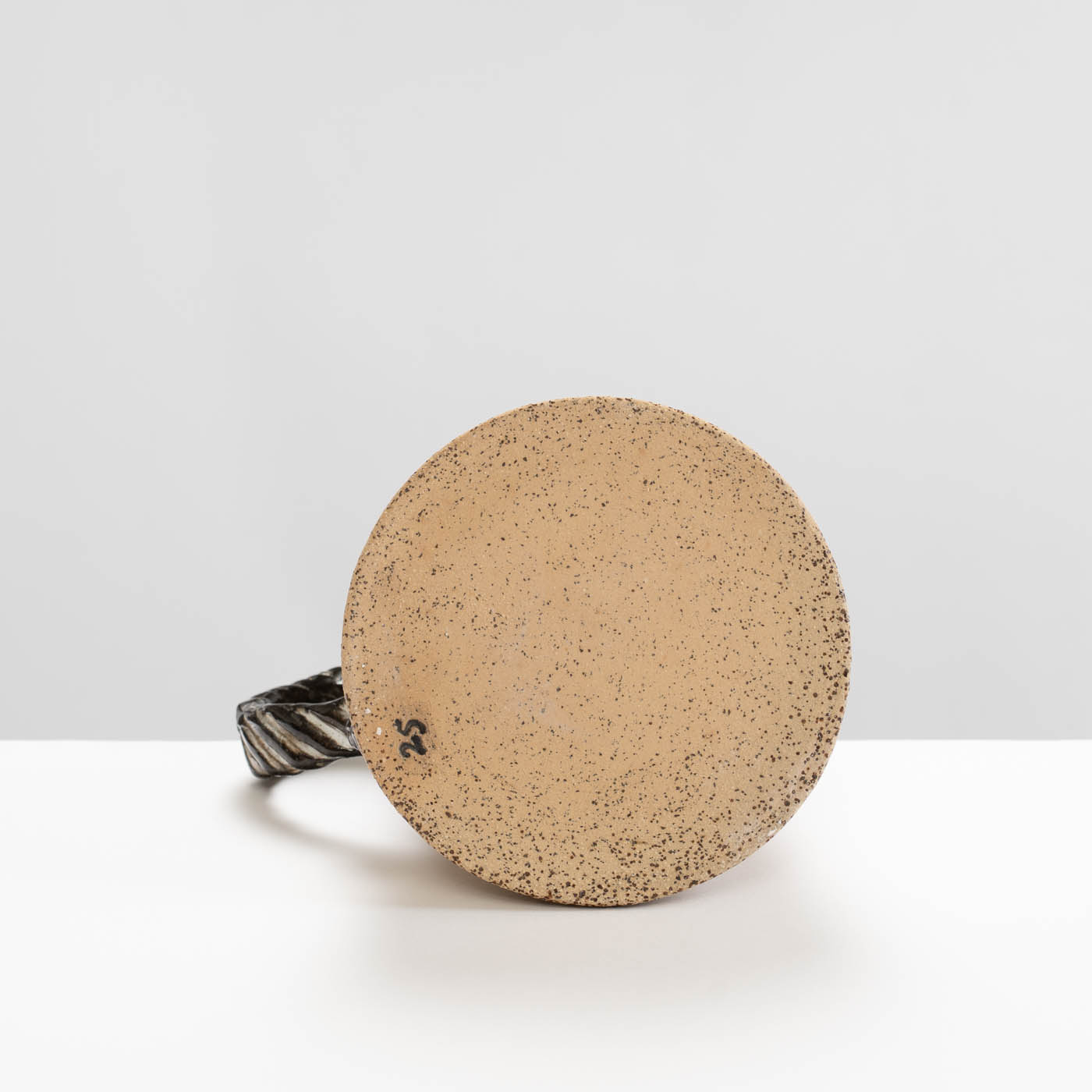 LMS469Y79 Indignant Brothers Jug Speckle/White